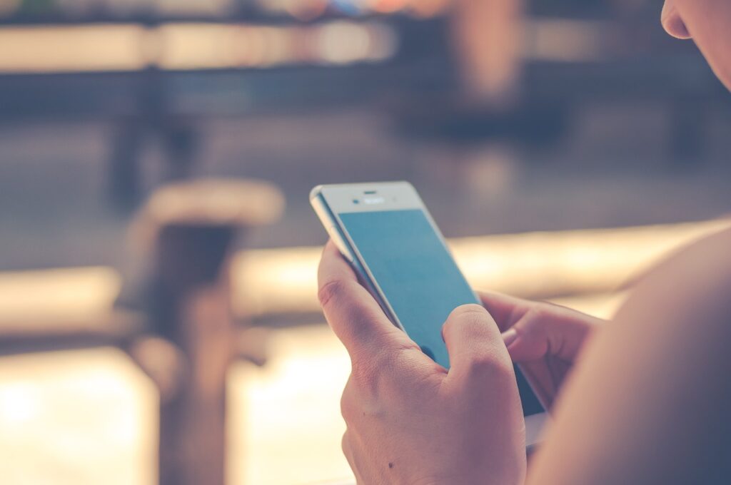 Safer Internet Day, il 45% dei giovani sente una disconnessione tra vita online e offline