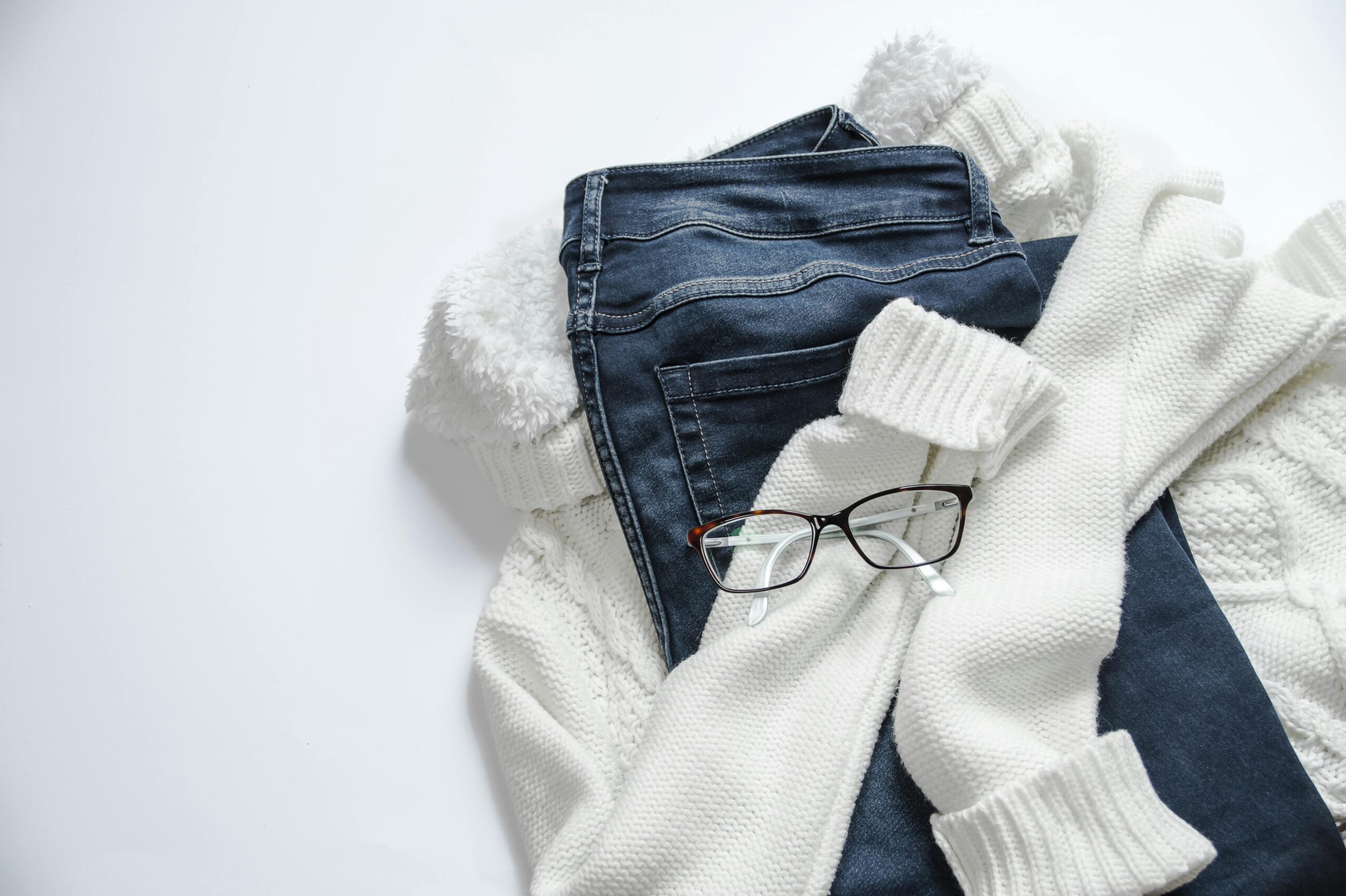 https://www.pexels.com/it-it/foto/occhiali-da-vista-con-cornice-nera-su-giacca-bianca-e-fondo-in-denim-blu-934070/