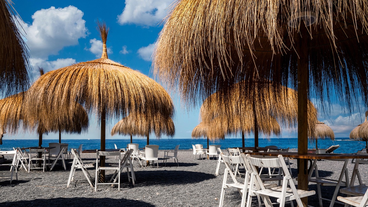 https://pixabay.com/it/photos/mare-spiaggia-ombrelloni-7163826/