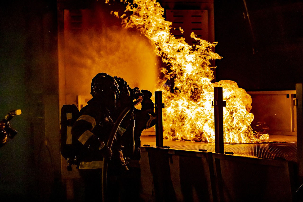 https://pixabay.com/it/photos/vigili-del-fuoco-antincendio-fuoco-6689112/