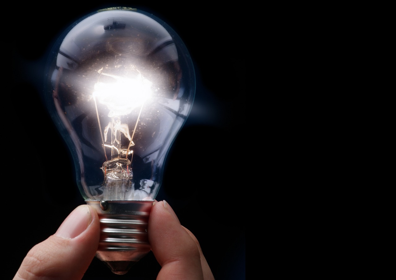 https://pixabay.com/it/photos/lampadina-elettricit%C3%A0-elettro-2722916/