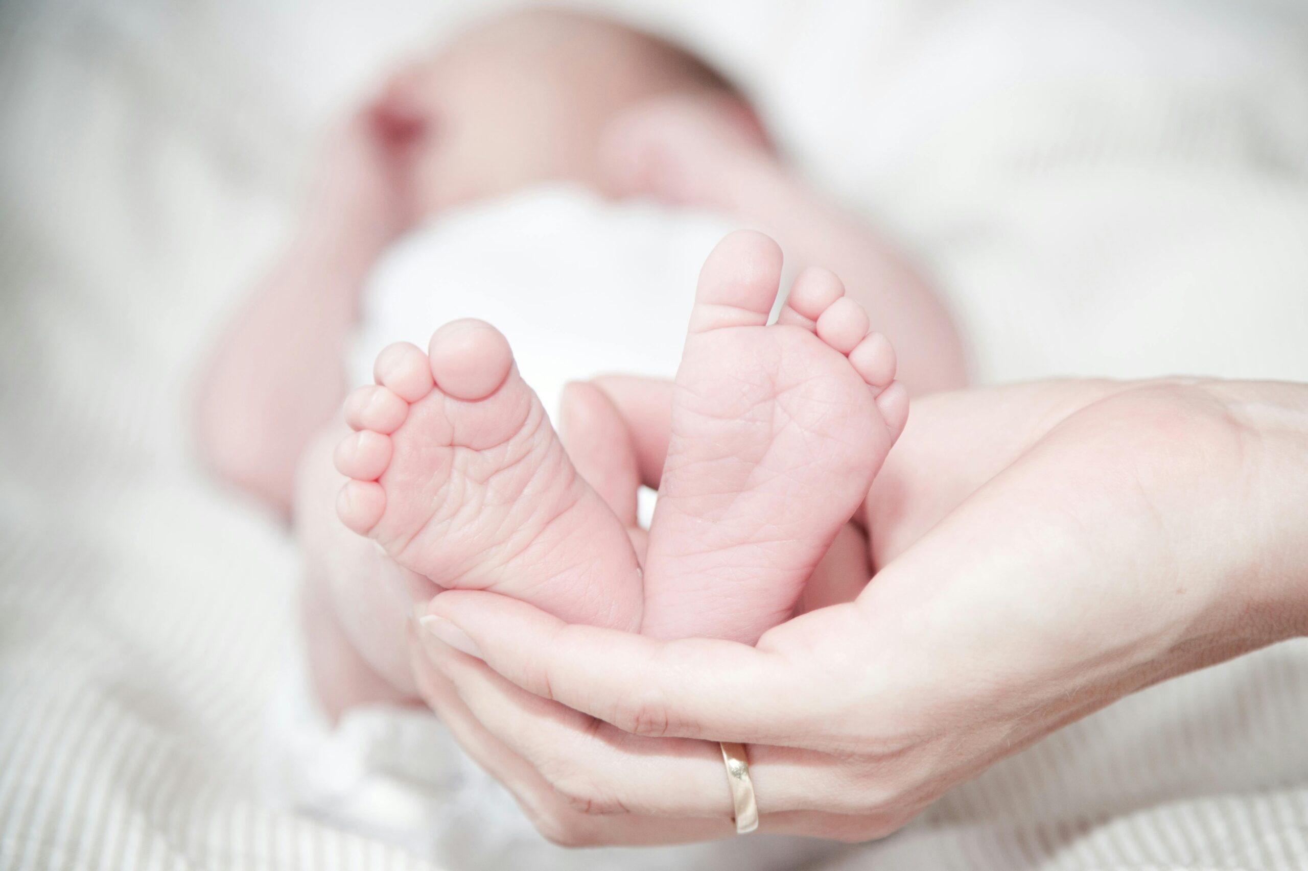 https://www.pexels.com/it-it/foto/primo-piano-delle-mani-che-tengono-i-piedi-del-bambino-325690/