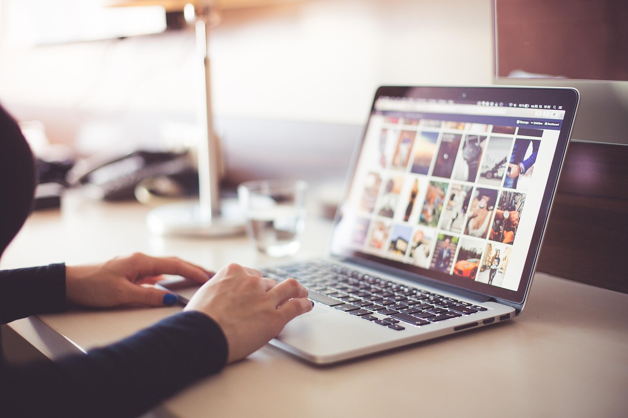 https://pixabay.com/it/photos/computer-scrivania-digitando-1867758/