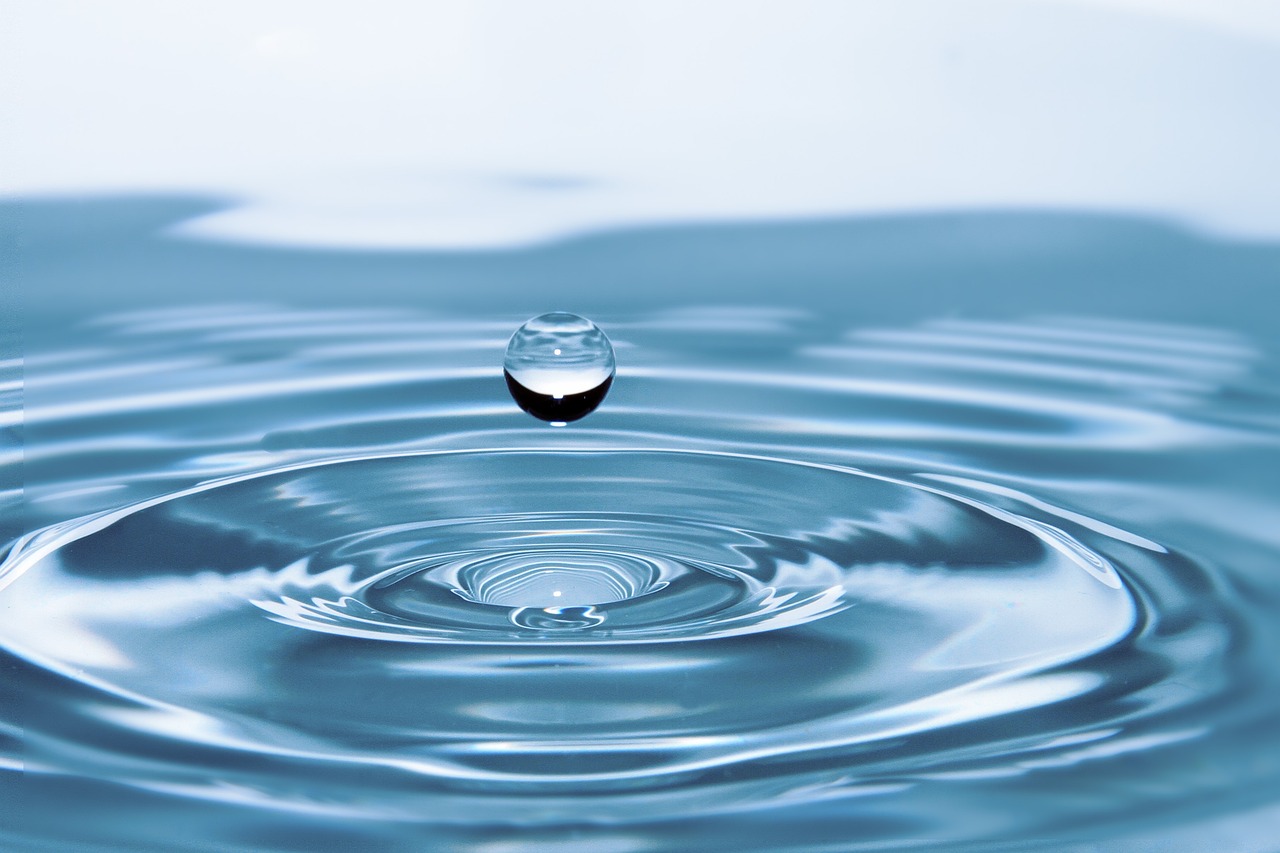 https://pixabay.com/it/photos/goccia-dacqua-far-cadere-impatto-578897/