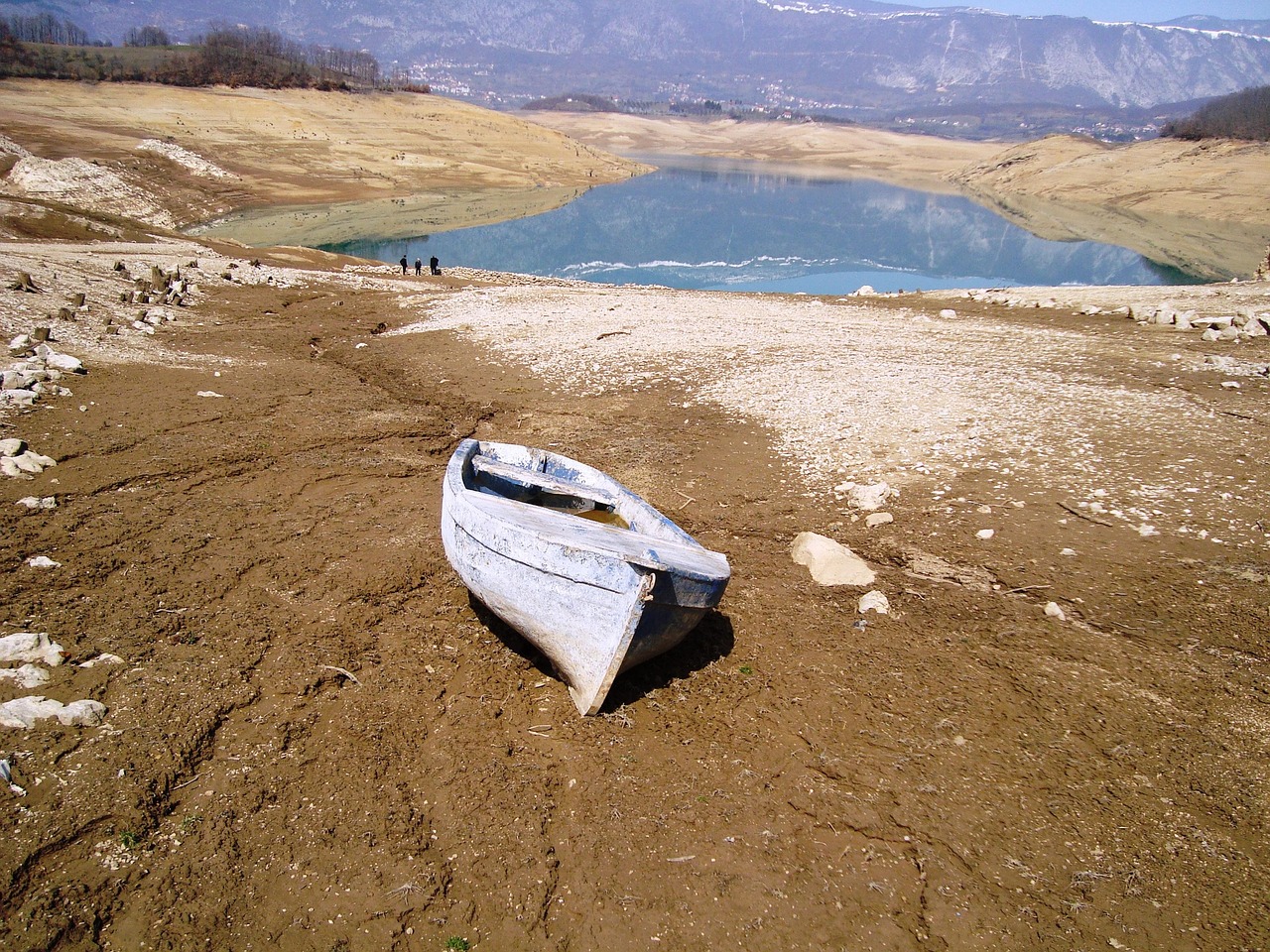 https://pixabay.com/it/photos/siccit%C3%A0-lago-acqua-fango-2791710/