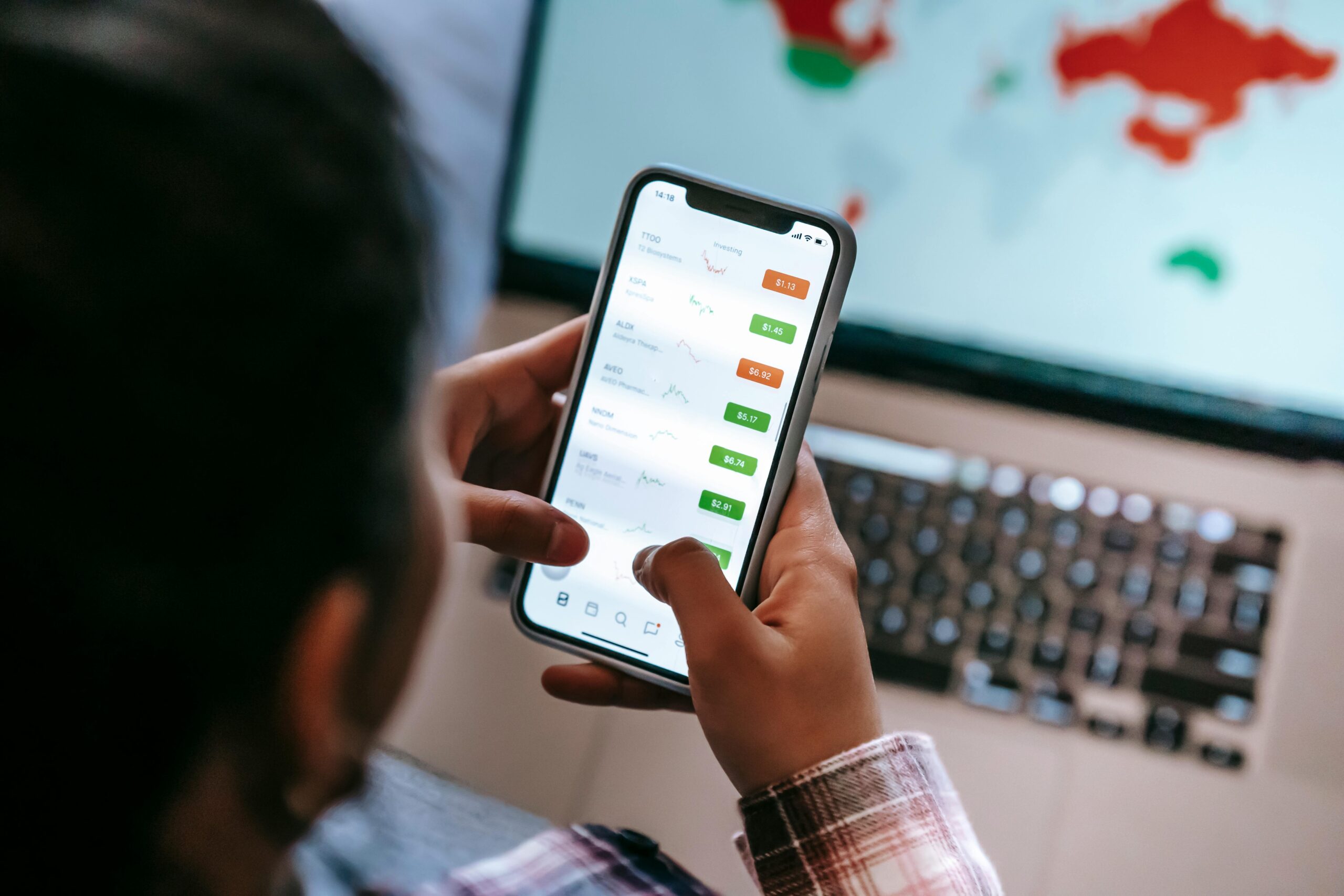 https://www.pexels.com/it-it/foto/smartphone-laptop-internet-sfocatura-6347711/