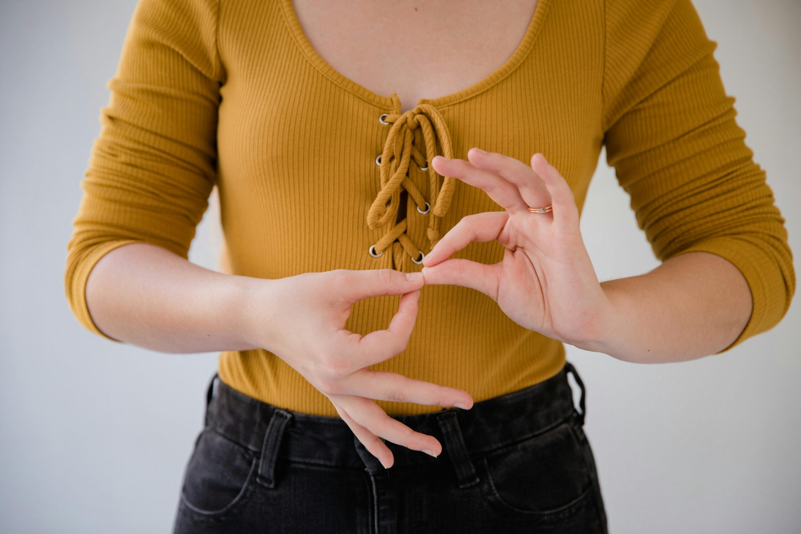 https://www.pexels.com/it-it/foto/mani-donna-giallo-divertimento-10031274/