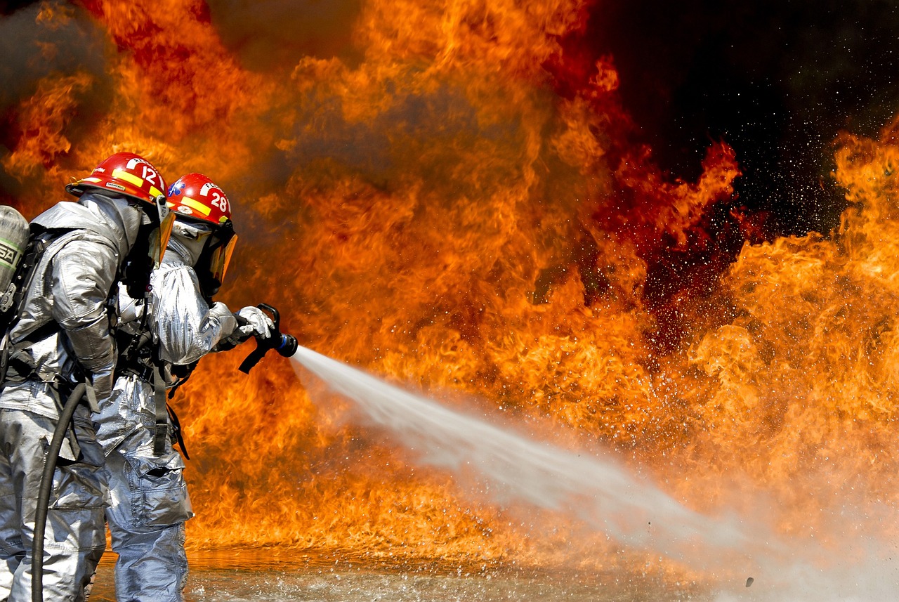 https://pixabay.com/it/photos/vigili-del-fuoco-fuoco-antincendio-115800/