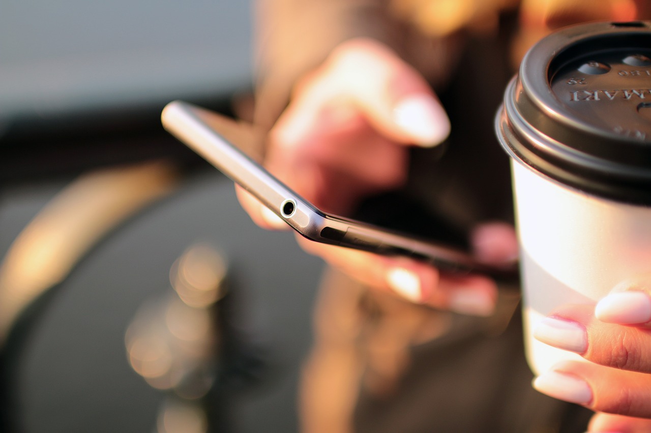 https://pixabay.com/it/photos/mobile-smartphone-tecnologia-caff%C3%A8-698624/
