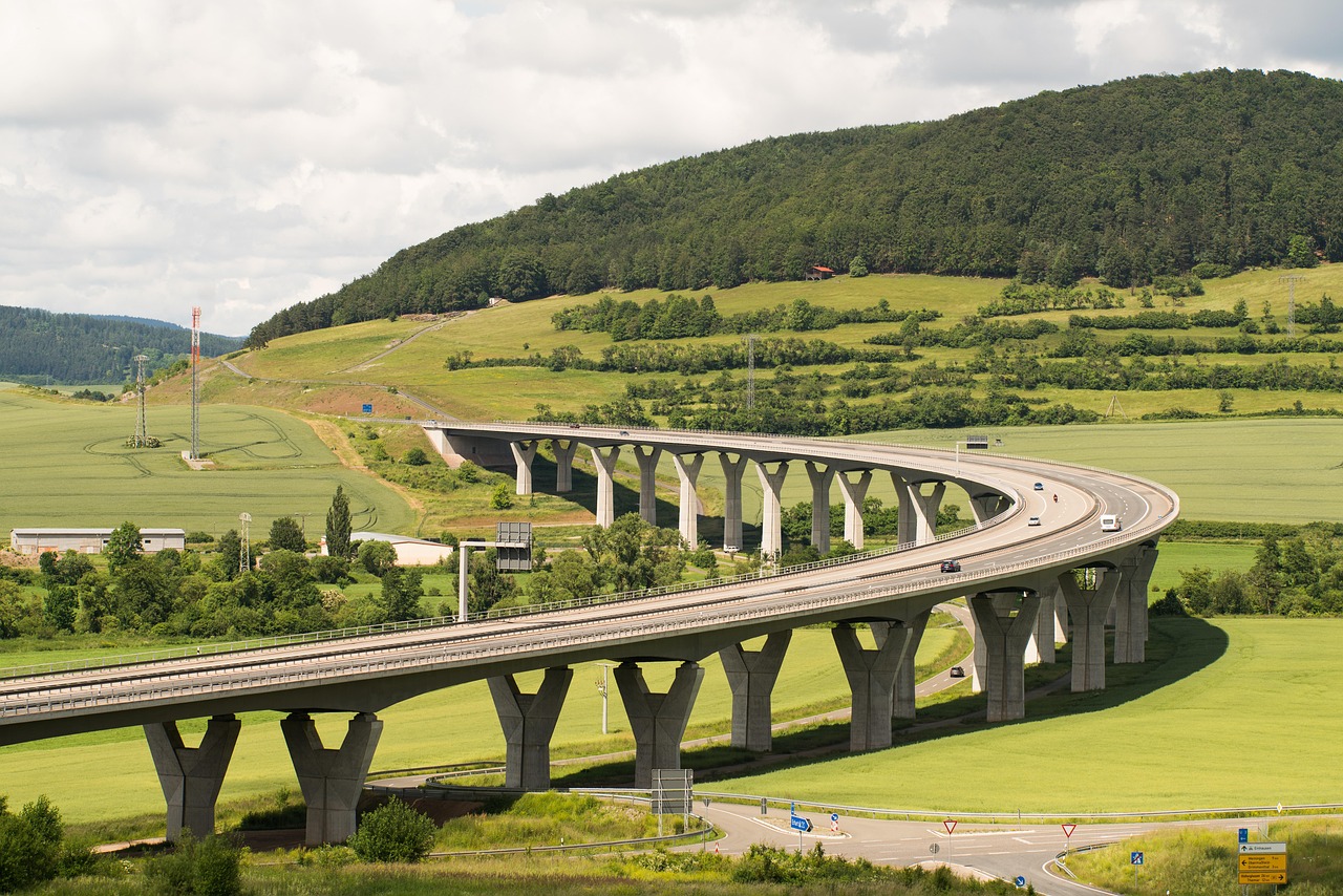 https://pixabay.com/it/photos/autostrada-traffico-paesaggio-2211588/