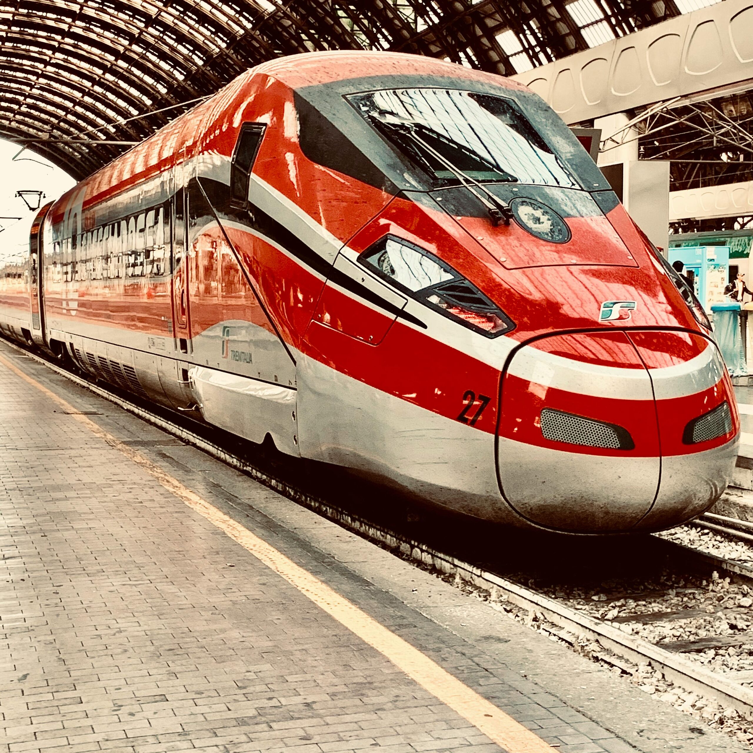 https://www.pexels.com/it-it/foto/treno-proiettile-rosso-e-grigio-2976684/
