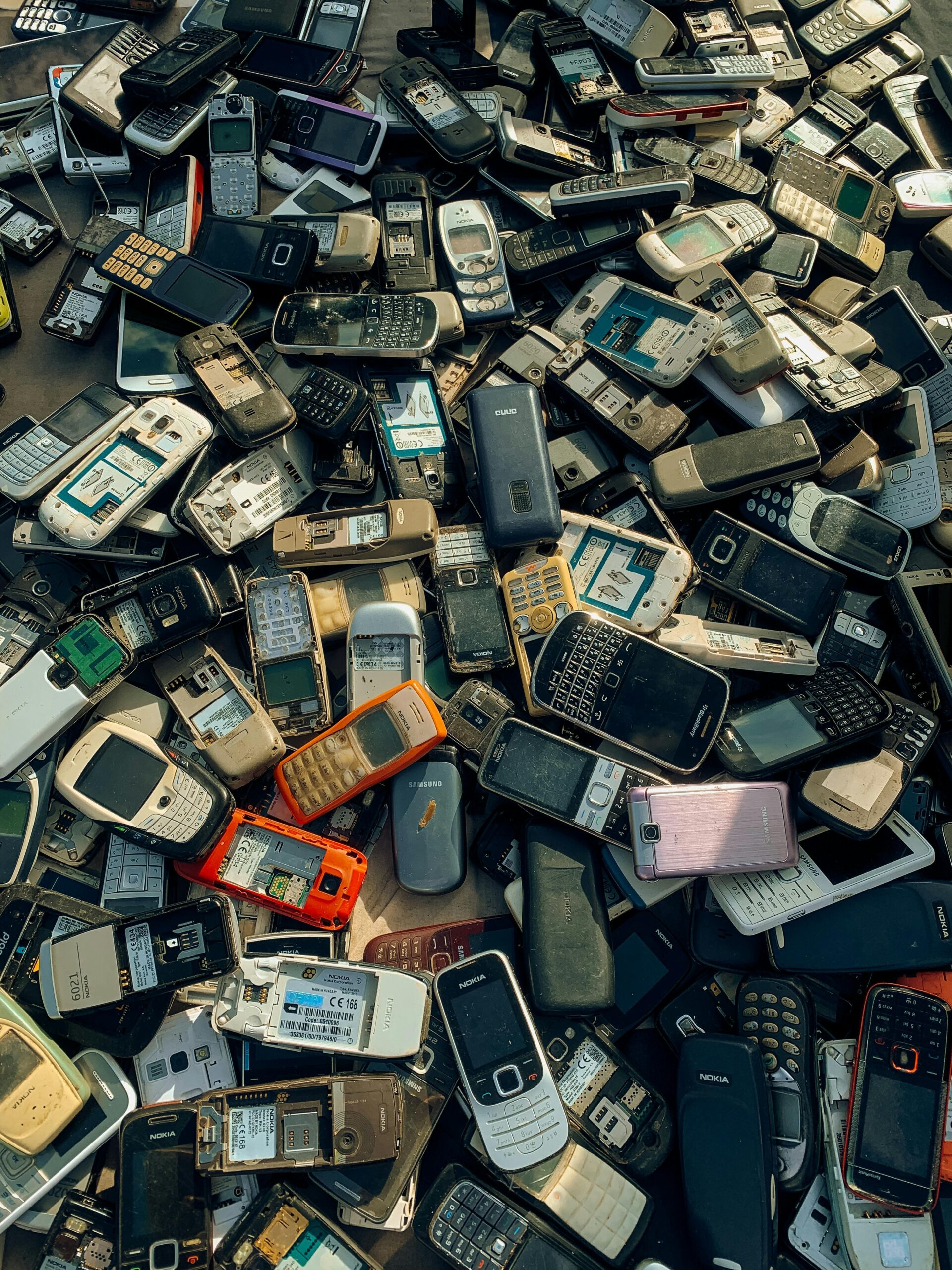 https://www.pexels.com/it-it/foto/elettronico-obsoleto-pila-cellulari-19037726/