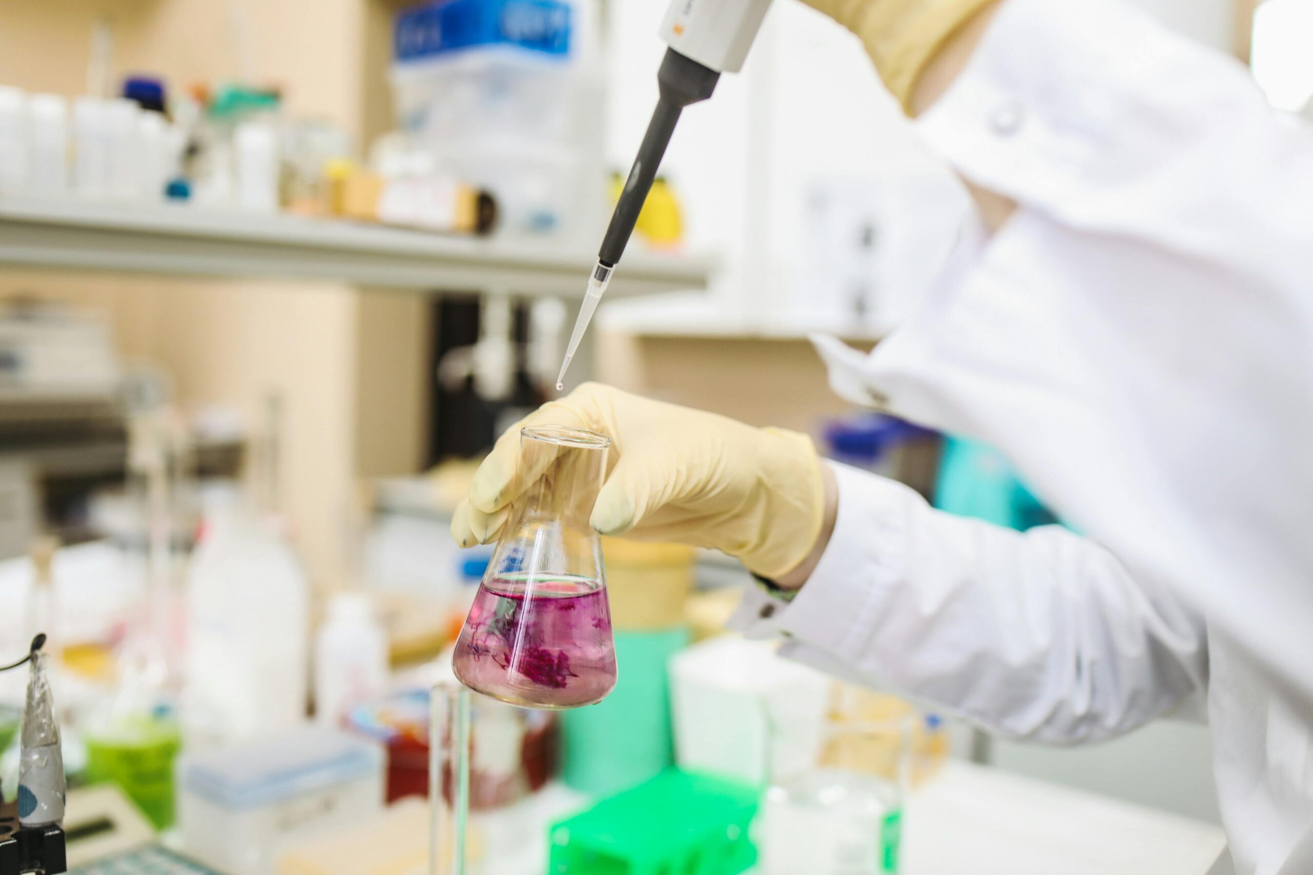 https://www.pexels.com/it-it/foto/scienziato-in-laboratorio-3735709/