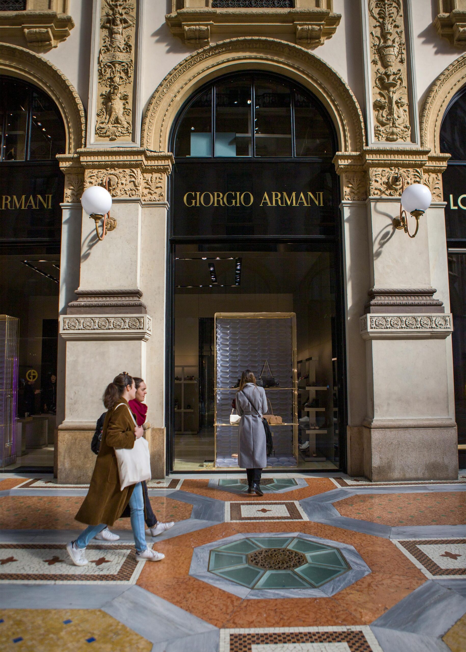 https://www.pexels.com/it-it/foto/donne-in-piedi-davanti-a-un-centro-commerciale-14792041/