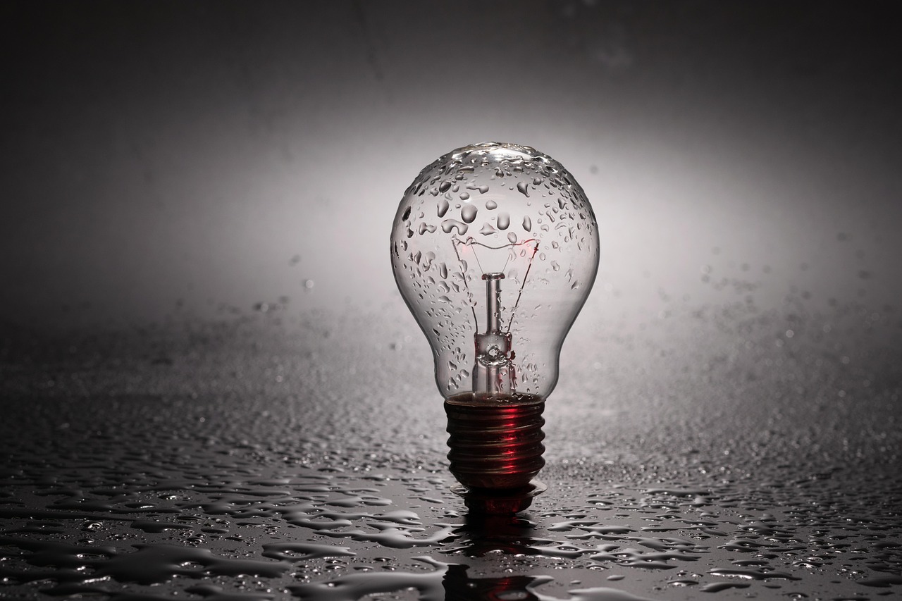 https://pixabay.com/it/photos/lampadina-bagnato-gocce-dacqua-2287759/