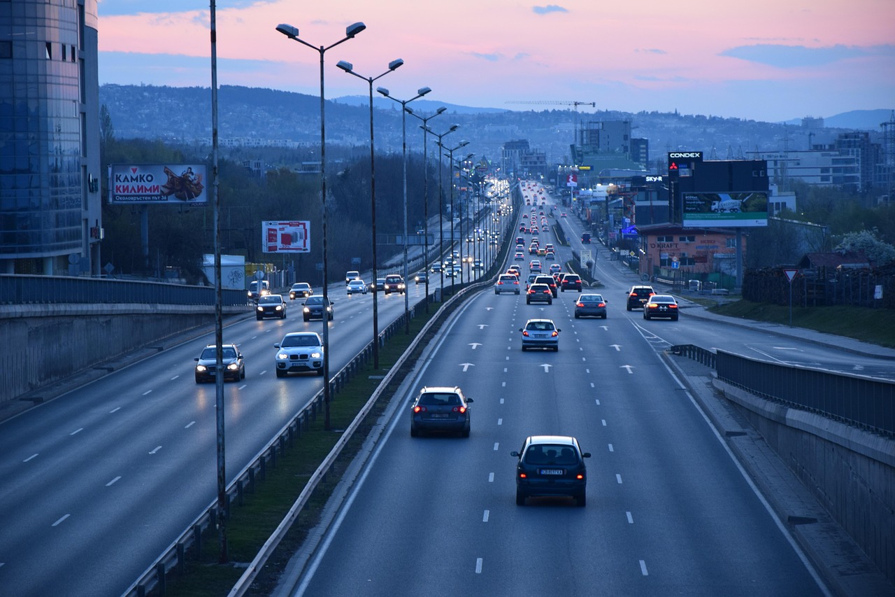https://pixabay.com/it/photos/autostrada-citt%C3%A0-automobili-7213206/