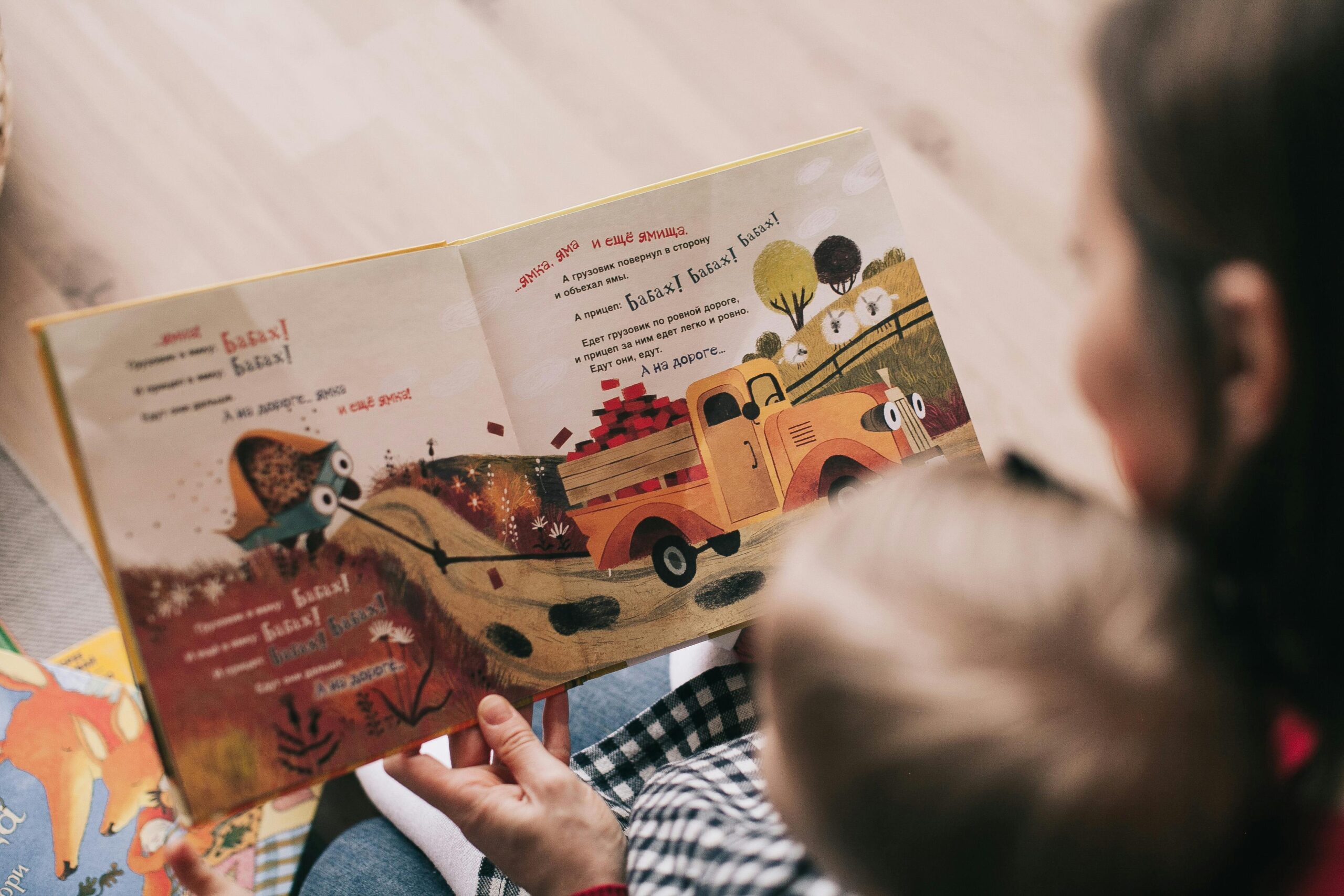 https://www.pexels.com/it-it/foto/libro-di-lettura-della-donna-al-bambino-1741231/
