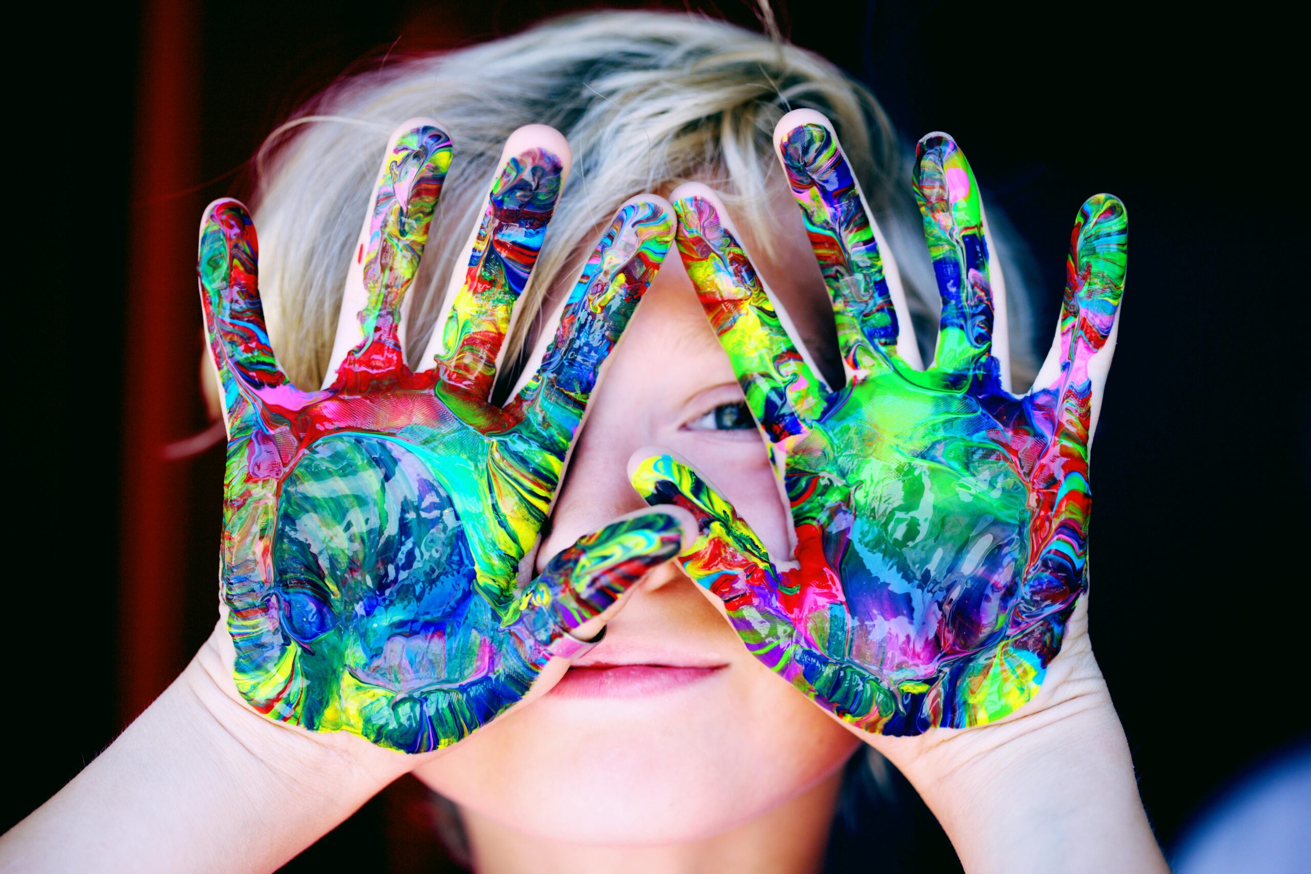 https://www.pexels.com/it-it/foto/bambini-multicolori-di-pittura-a-mano-1148998/