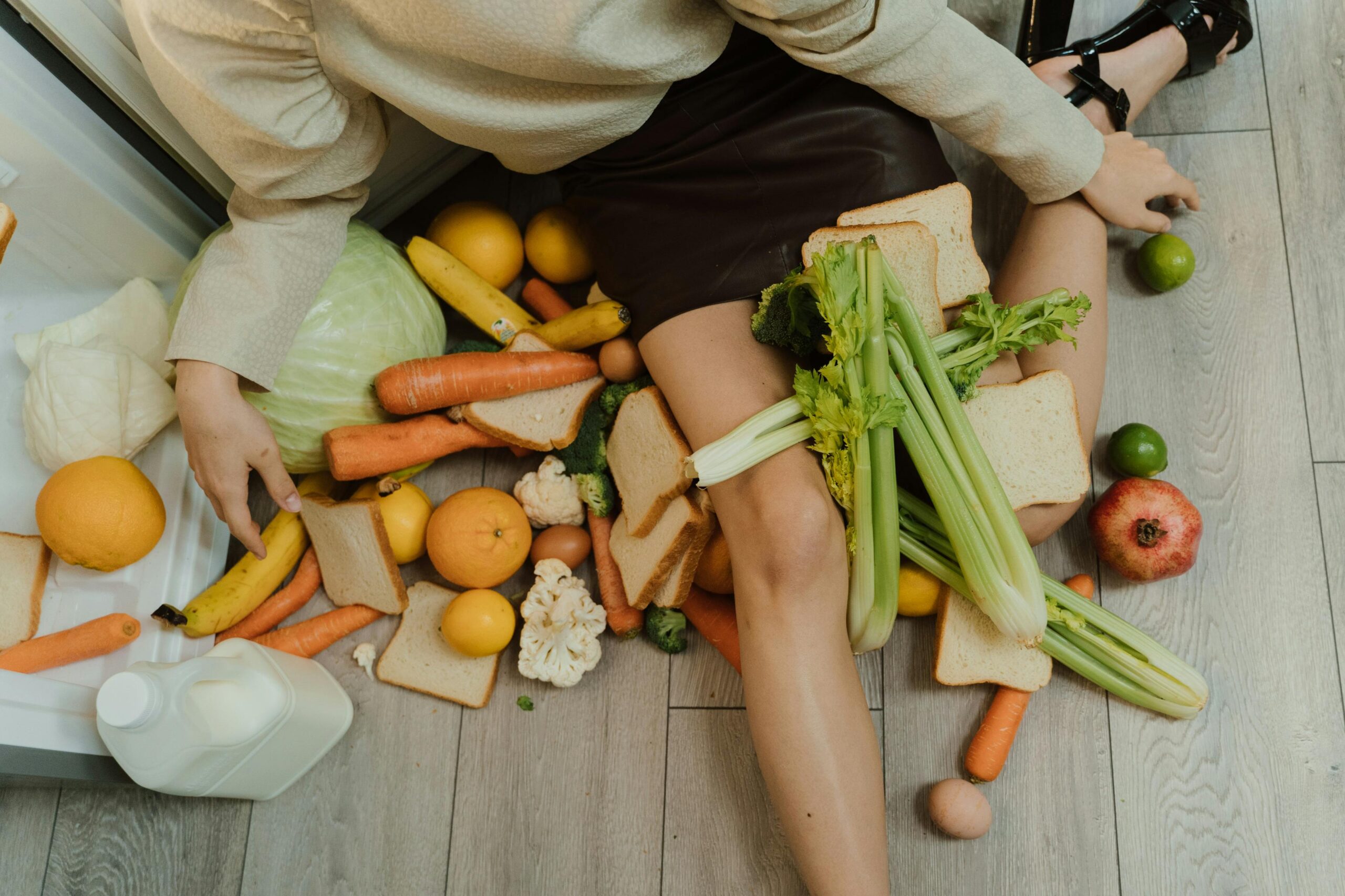 https://www.pexels.com/it-it/foto/pane-cibo-verdure-donna-8466654/