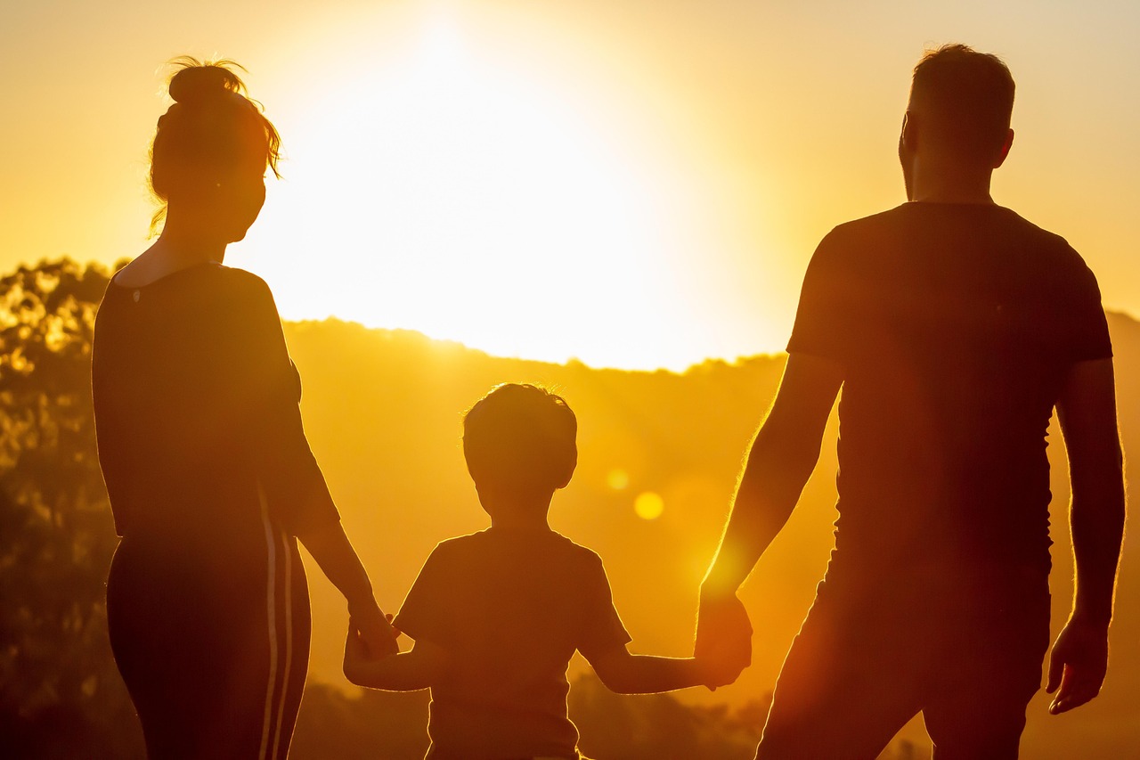 https://pixabay.com/it/photos/famiglia-sole-amore-nonni-7392843/