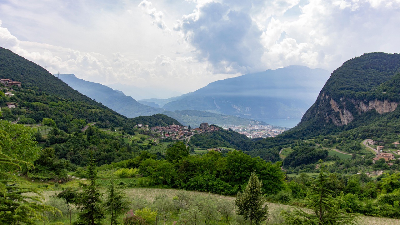 https://pixabay.com/it/photos/montagne-villaggio-alberi-valle-6969002/