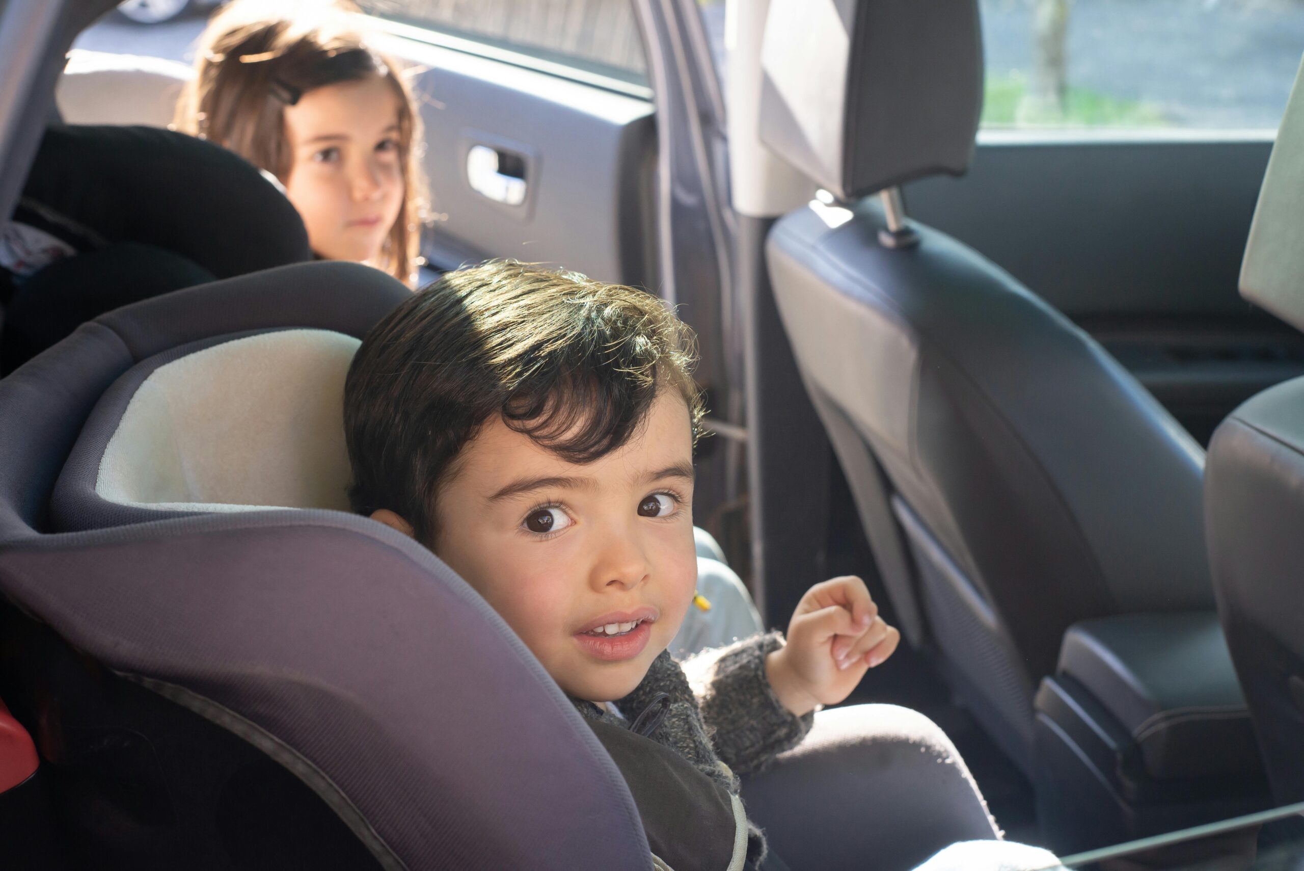 https://www.pexels.com/it-it/foto/ragazzo-in-giacca-bianca-e-nera-che-si-siede-sul-seggiolino-per-auto-6300862/