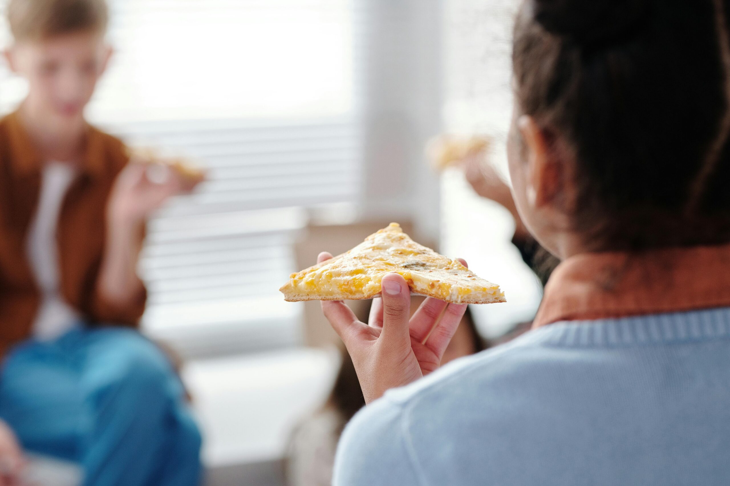 https://www.pexels.com/it-it/foto/persona-in-possesso-di-fette-di-pizza-5212677/
