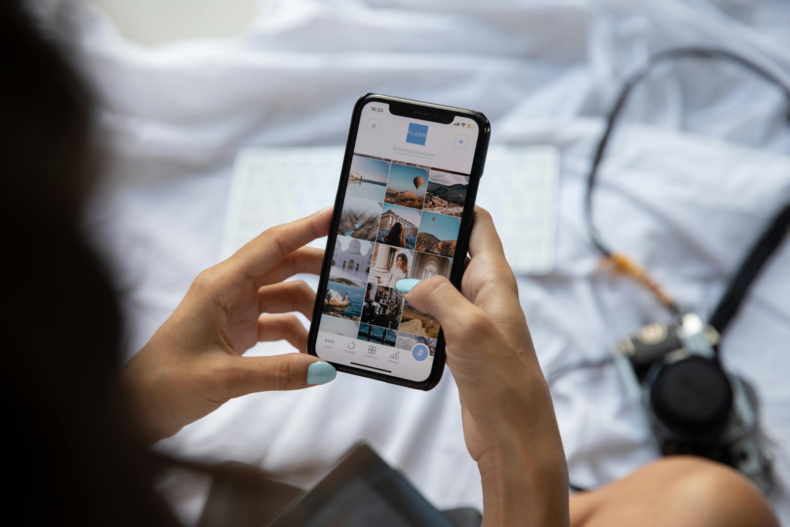 https://www.pexels.com/it-it/foto/persona-che-utilizza-l-applicazione-per-smartphone-4549408/