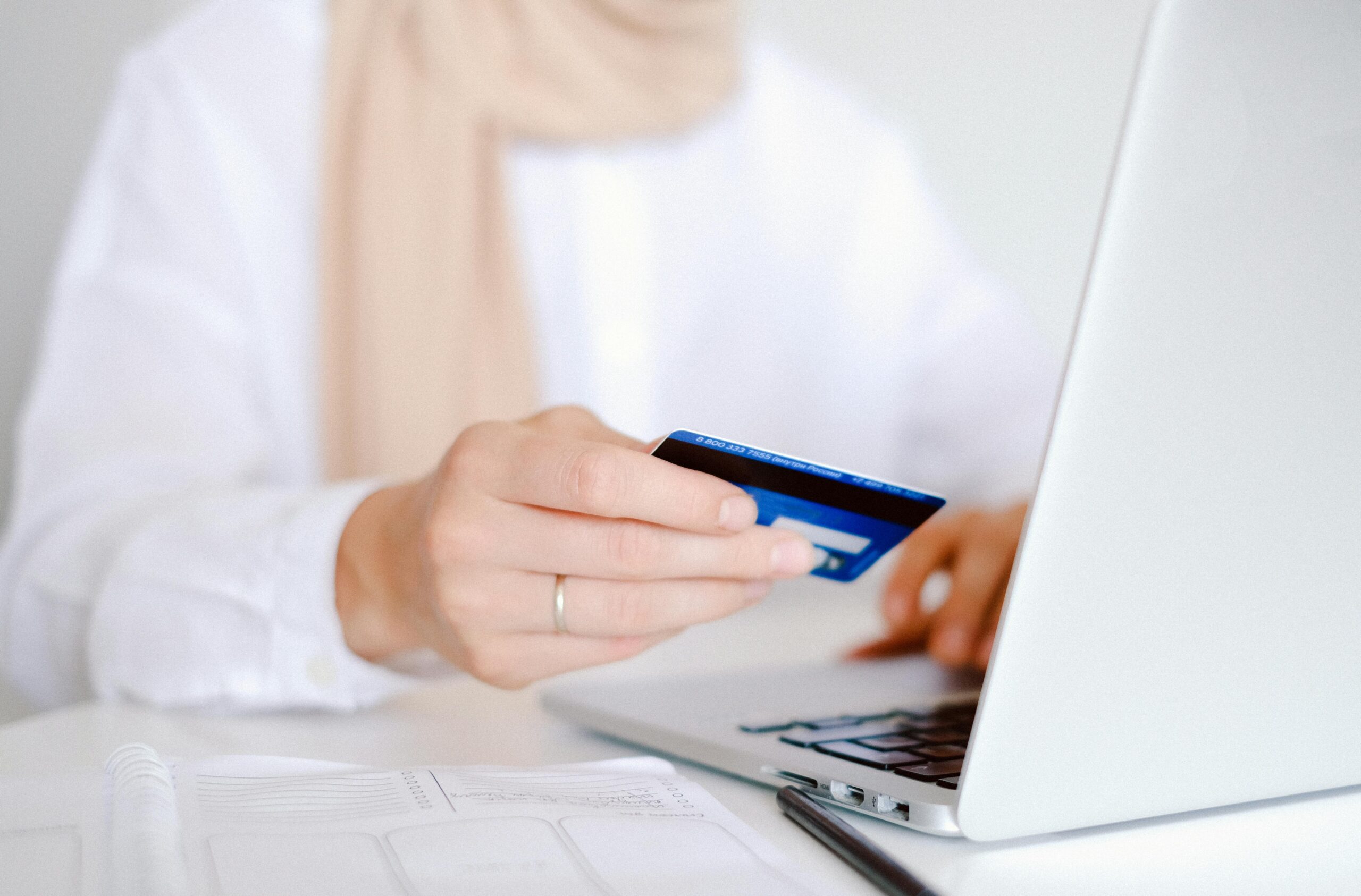 https://www.pexels.com/it-it/foto/persona-mano-macbook-pro-macbook-4482896/