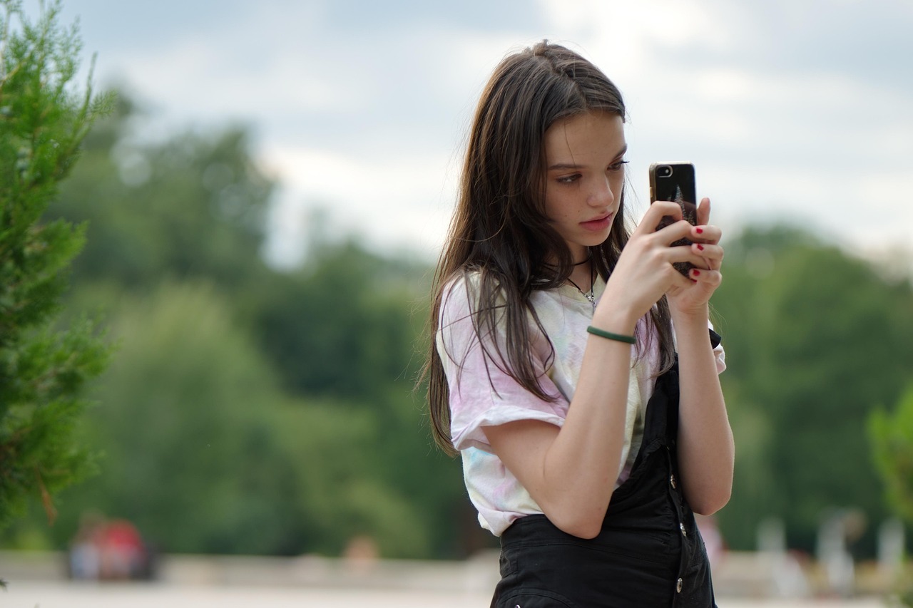 https://pixabay.com/it/photos/ragazza-adolescente-scattare-foto-5425872/