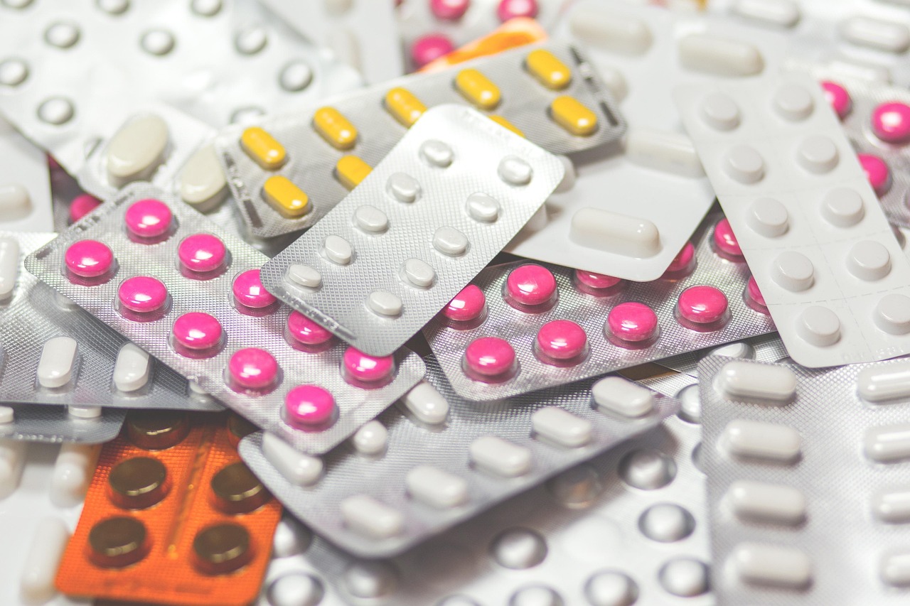 https://pixabay.com/it/photos/farmaci-compresse-medicinale-cura-1853400/