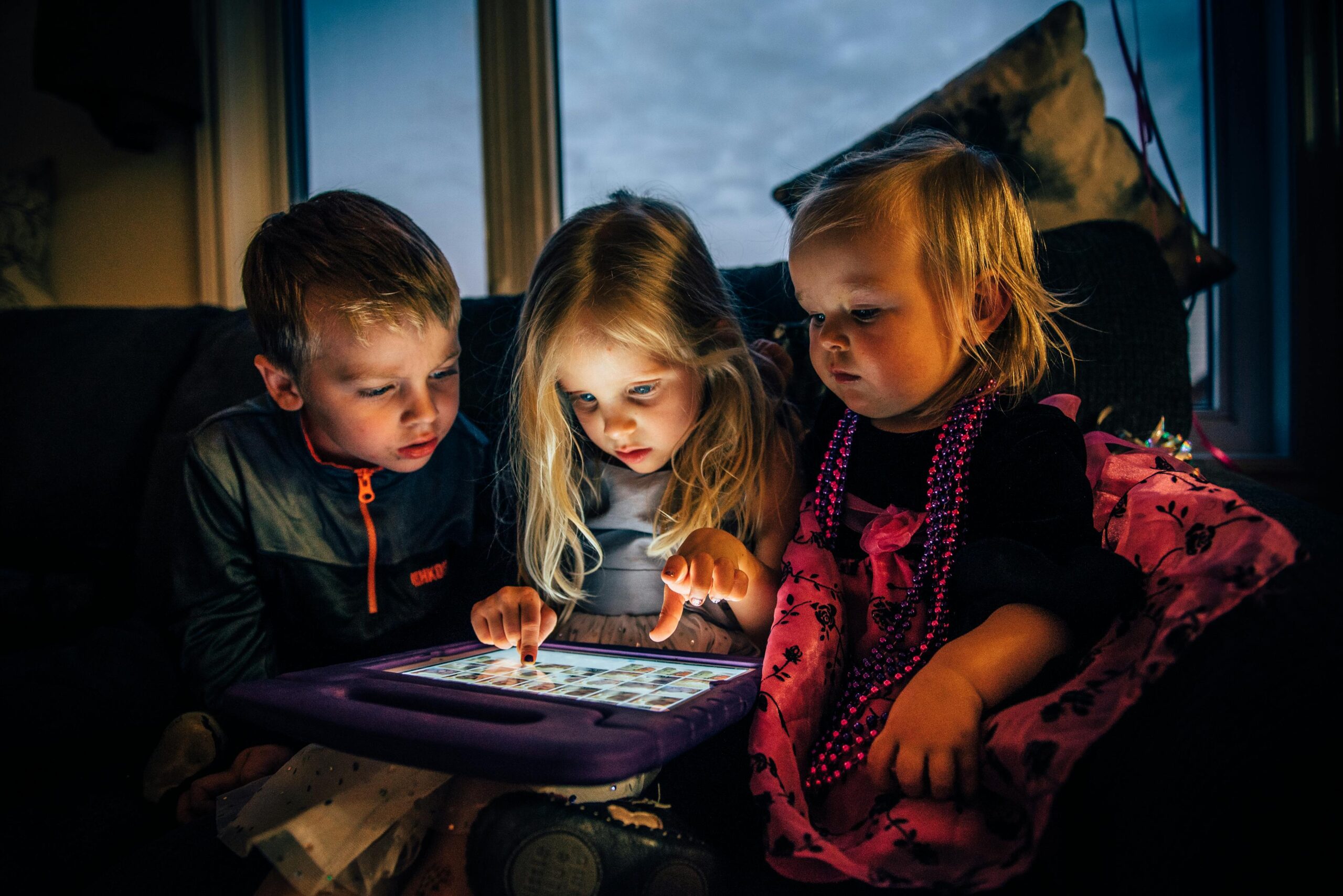 https://www.pexels.com/it-it/foto/tre-bambini-che-guardano-un-computer-tablet-3536480/