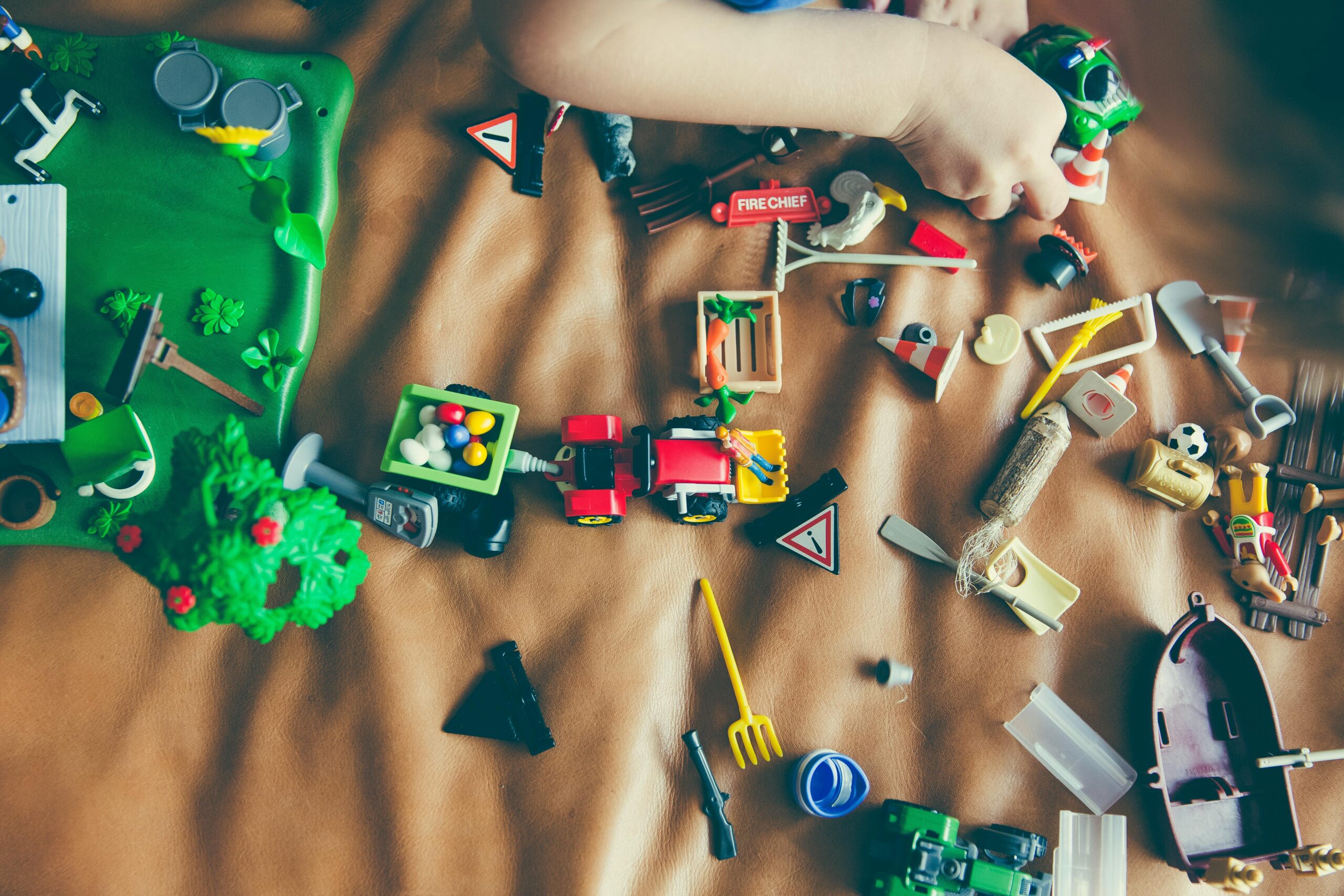 https://www.pexels.com/it-it/foto/blocchi-lego-verde-rosso-e-giallo-168866/