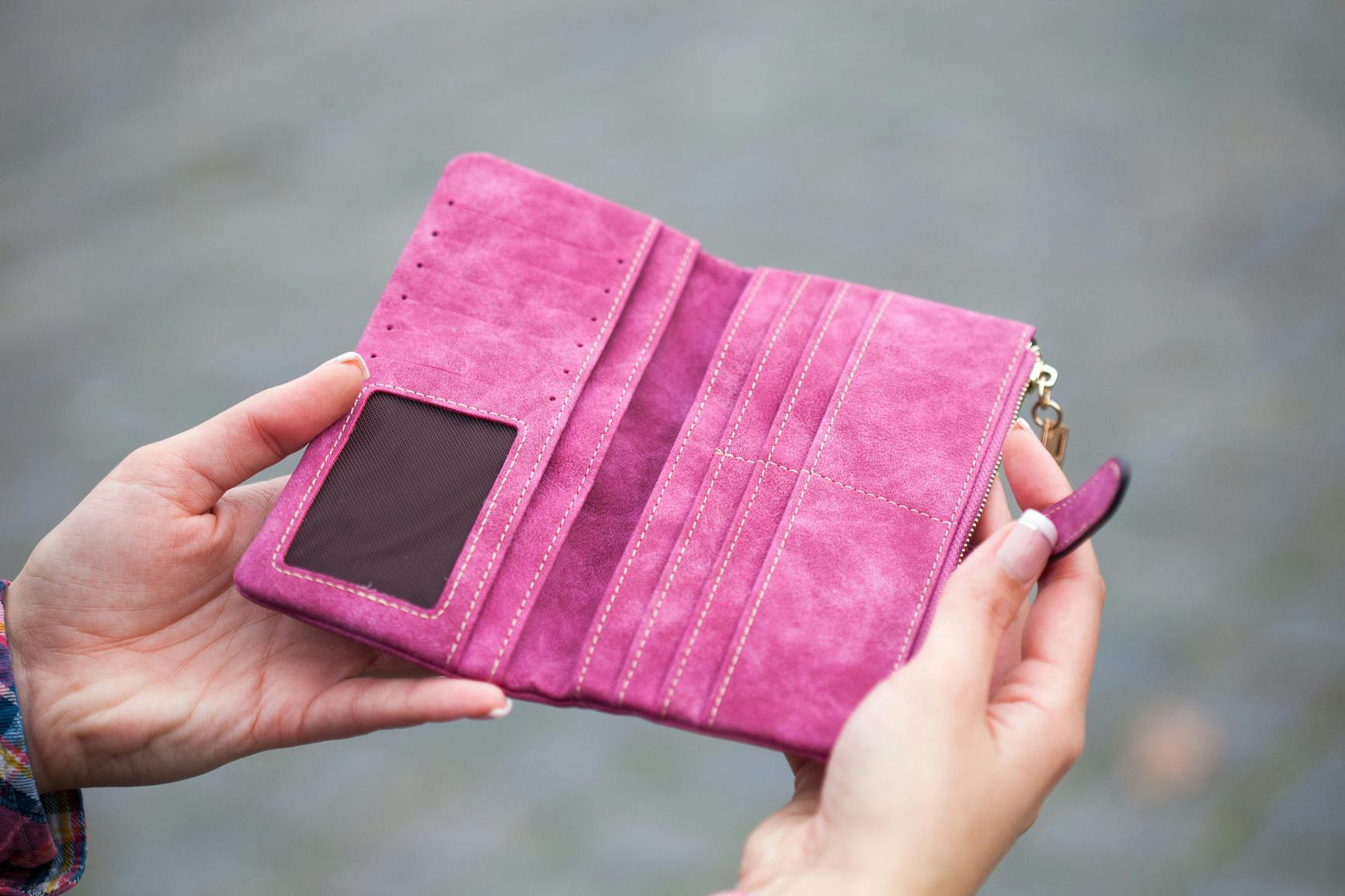 https://www.pexels.com/it-it/foto/persona-che-tiene-waller-lungo-camoscio-rosa-910122/