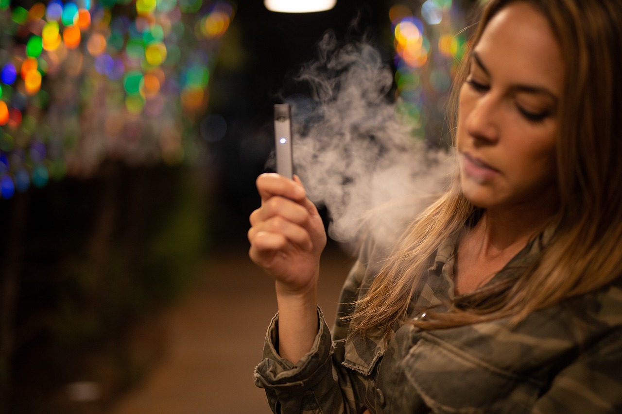https://pixabay.com/it/photos/vape-sigaretta-elettronica-svapare-3677946/