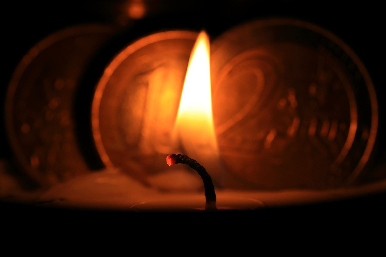 https://pixabay.com/it/photos/fiamma-leggero-candela-euro-fuoco-7432836/
