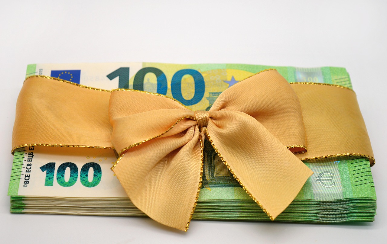 https://pixabay.com/it/photos/regalo-banconote-euro-fiocco-regalo-7724803/