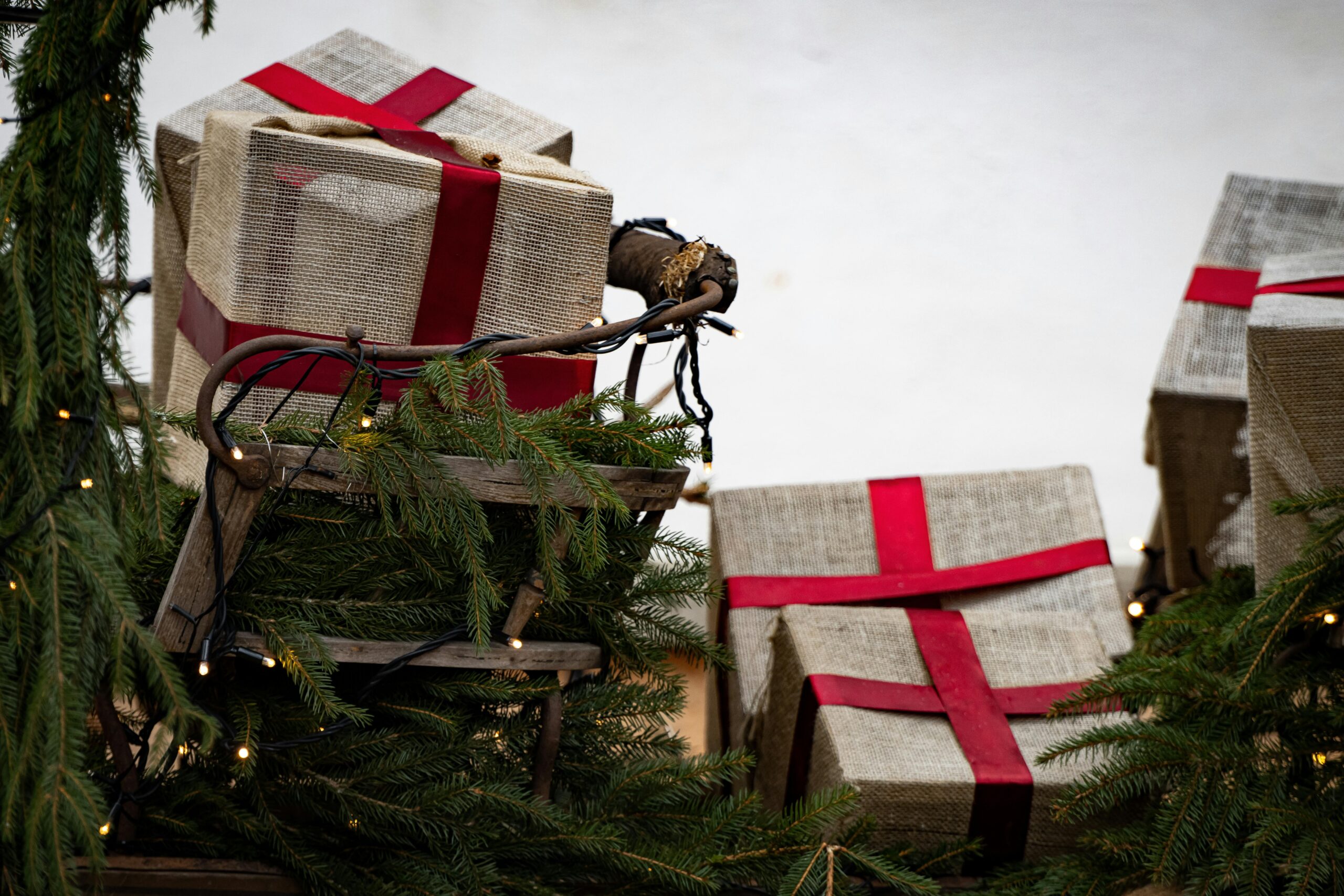 https://www.pexels.com/it-it/foto/regali-di-natale-rustici-sulla-slitta-a-jonkoping-35037584/
