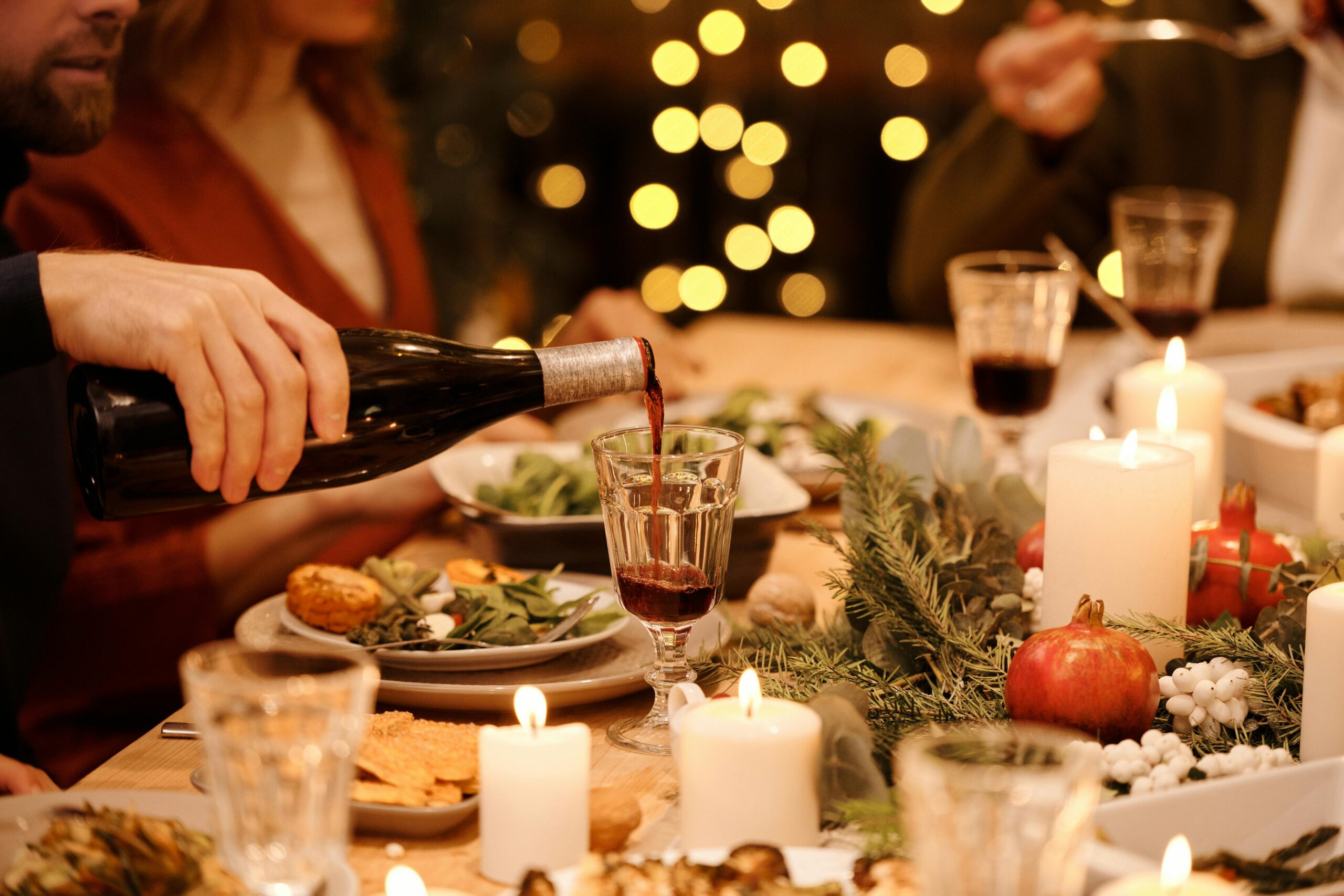 https://www.pexels.com/it-it/foto/persona-che-versa-il-vino-sul-vetro-5775055/