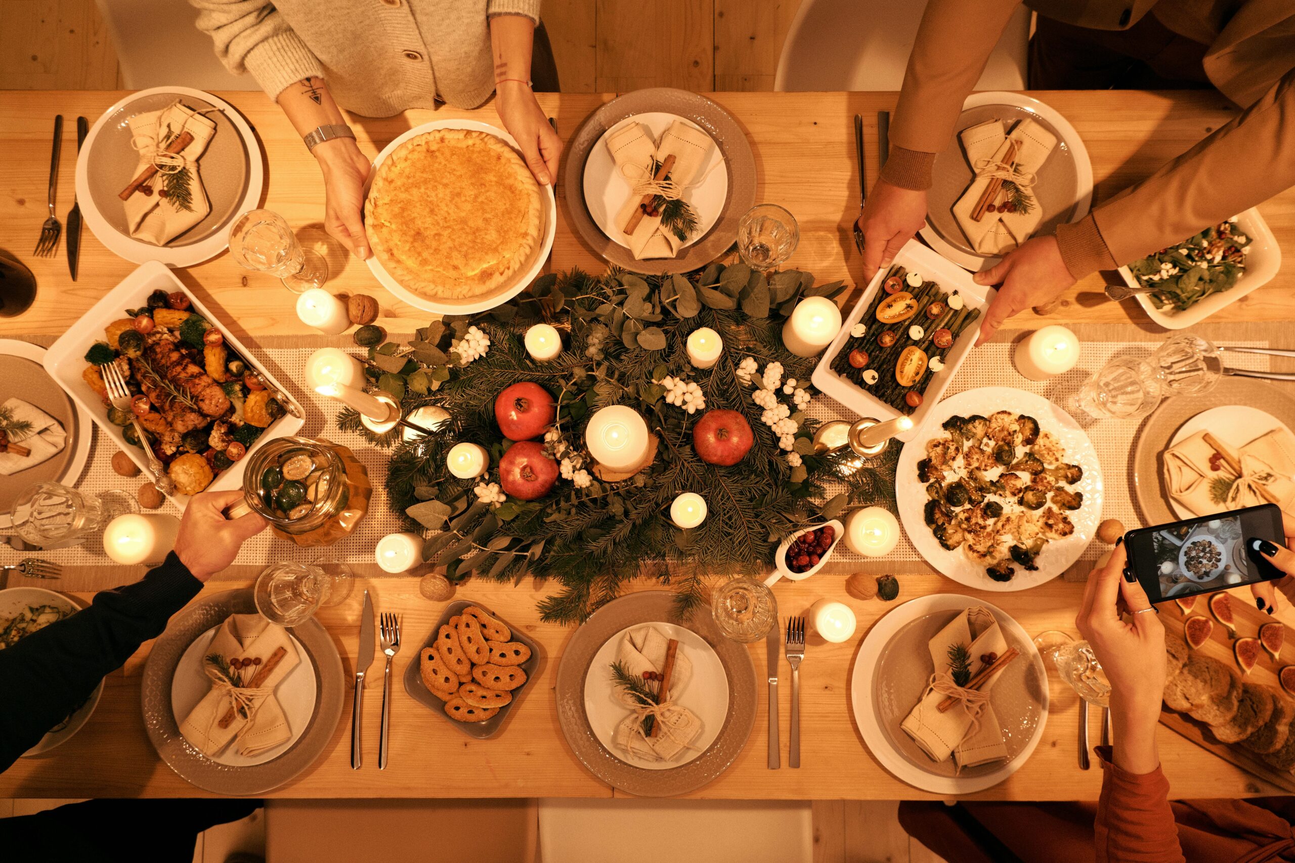 https://www.pexels.com/it-it/foto/vista-dall-alto-dell-allestimento-della-tavola-per-la-cena-di-natale-5779181/