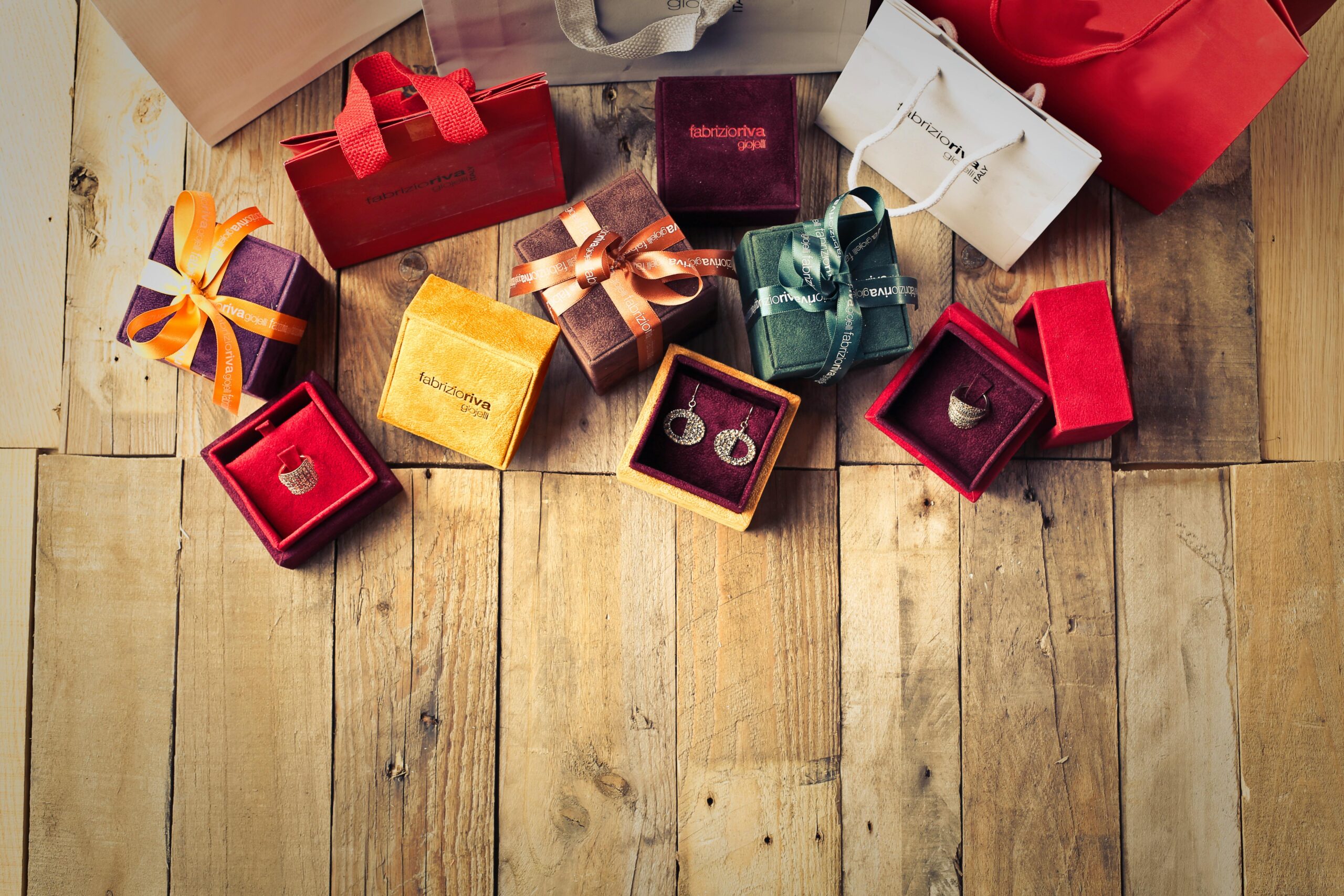 https://www.pexels.com/it-it/foto/scatole-regalo-assortite-sulla-superficie-del-pavimento-in-legno-marrone-1050244/