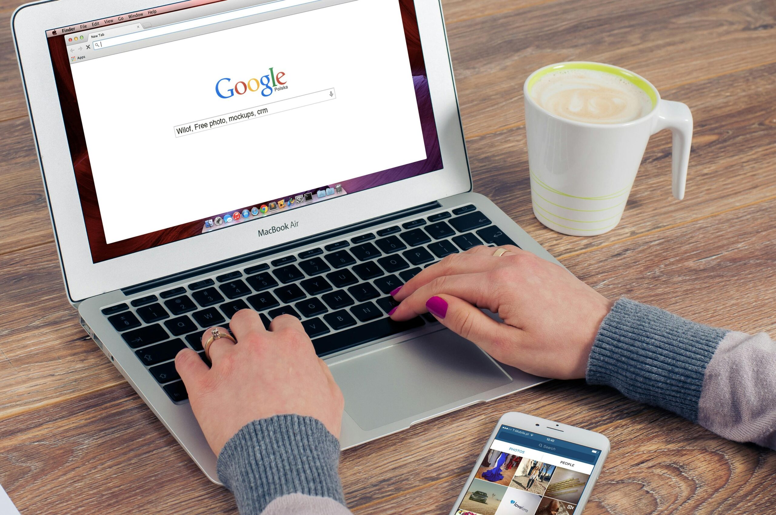 https://www.pexels.com/it-it/foto/persona-che-utilizza-macbook-air-38547/