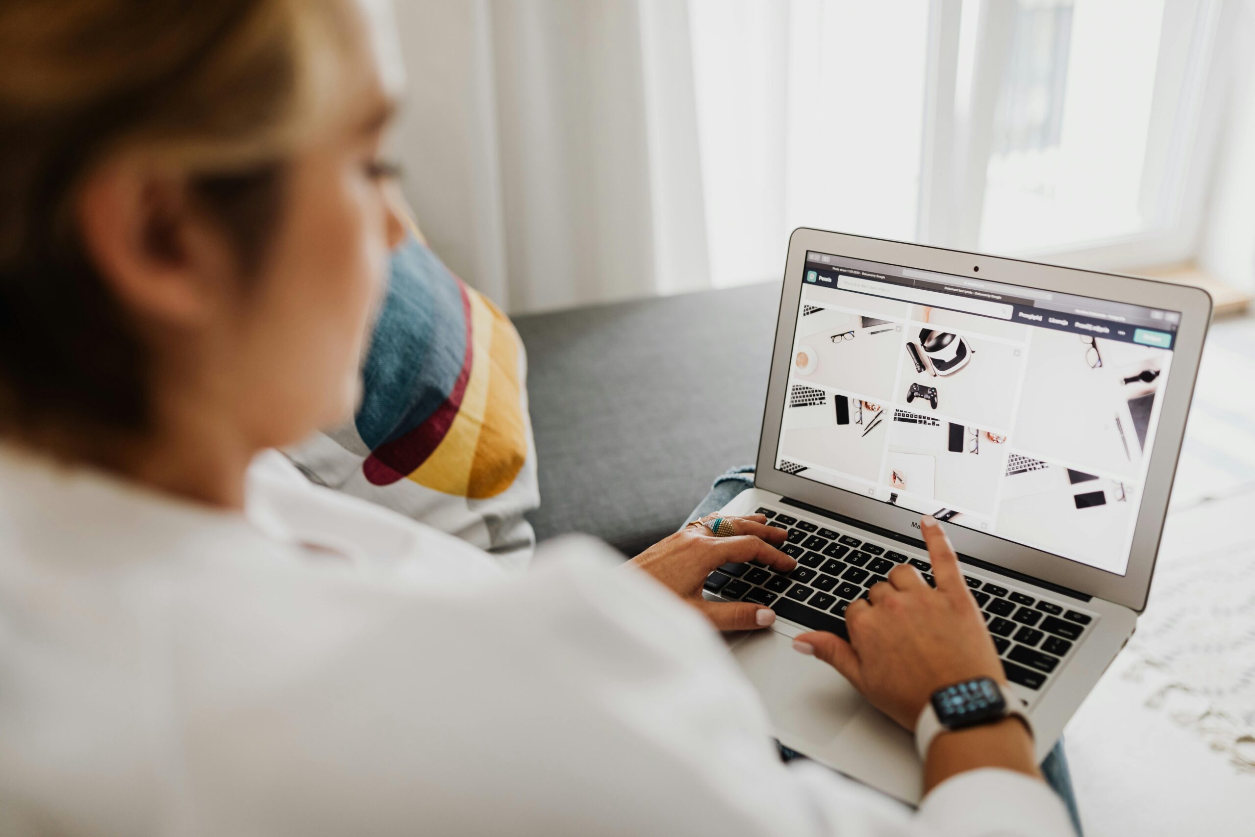 https://www.pexels.com/it-it/foto/persona-mani-laptop-lavorando-5237719/