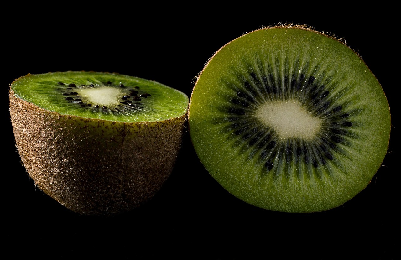 https://pixabay.com/it/photos/kiwi-frutta-fresco-fetta-vitamine-1432088/