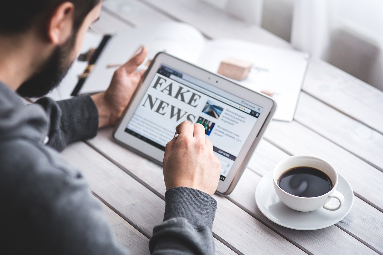 https://pixabay.com/it/photos/notizie-false-burlare-stampa-4881486/
