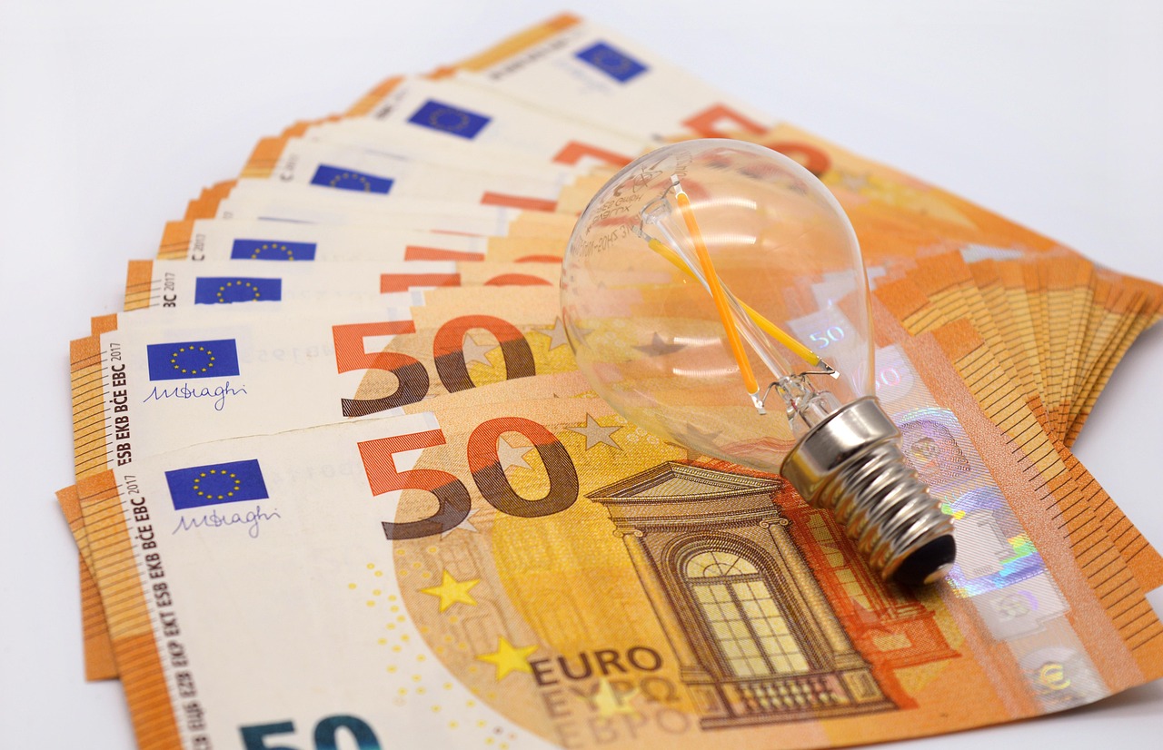 https://pixabay.com/it/photos/soldi-finanza-denaro-contante-7727565/