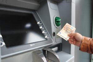 Conti correnti, Altroconsumo: allo sportello costano fino a tre volte più di quelli online