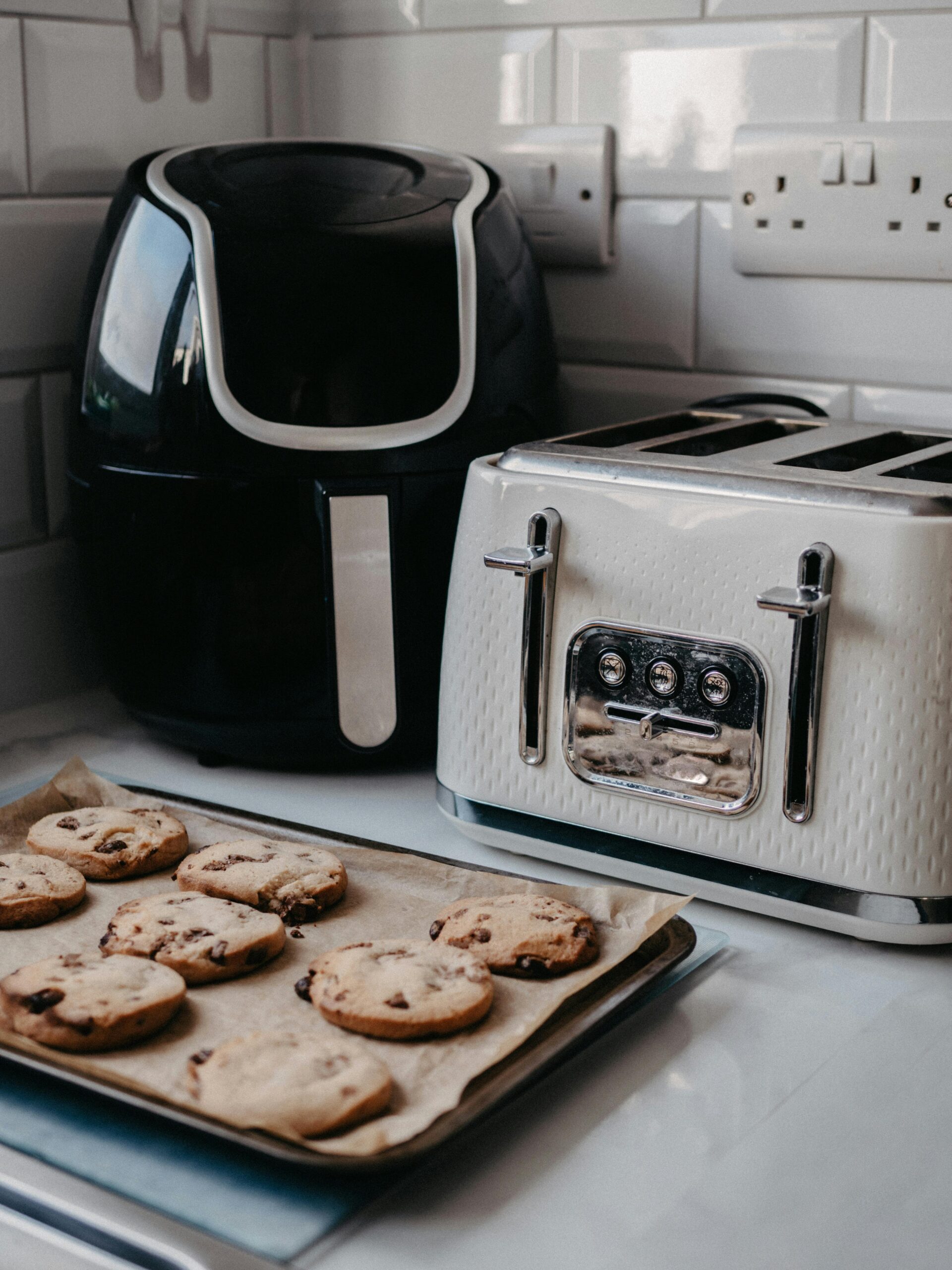 https://www.pexels.com/it-it/foto/cucina-moderna-con-friggitrice-ad-aria-e-tostapane-29461935/