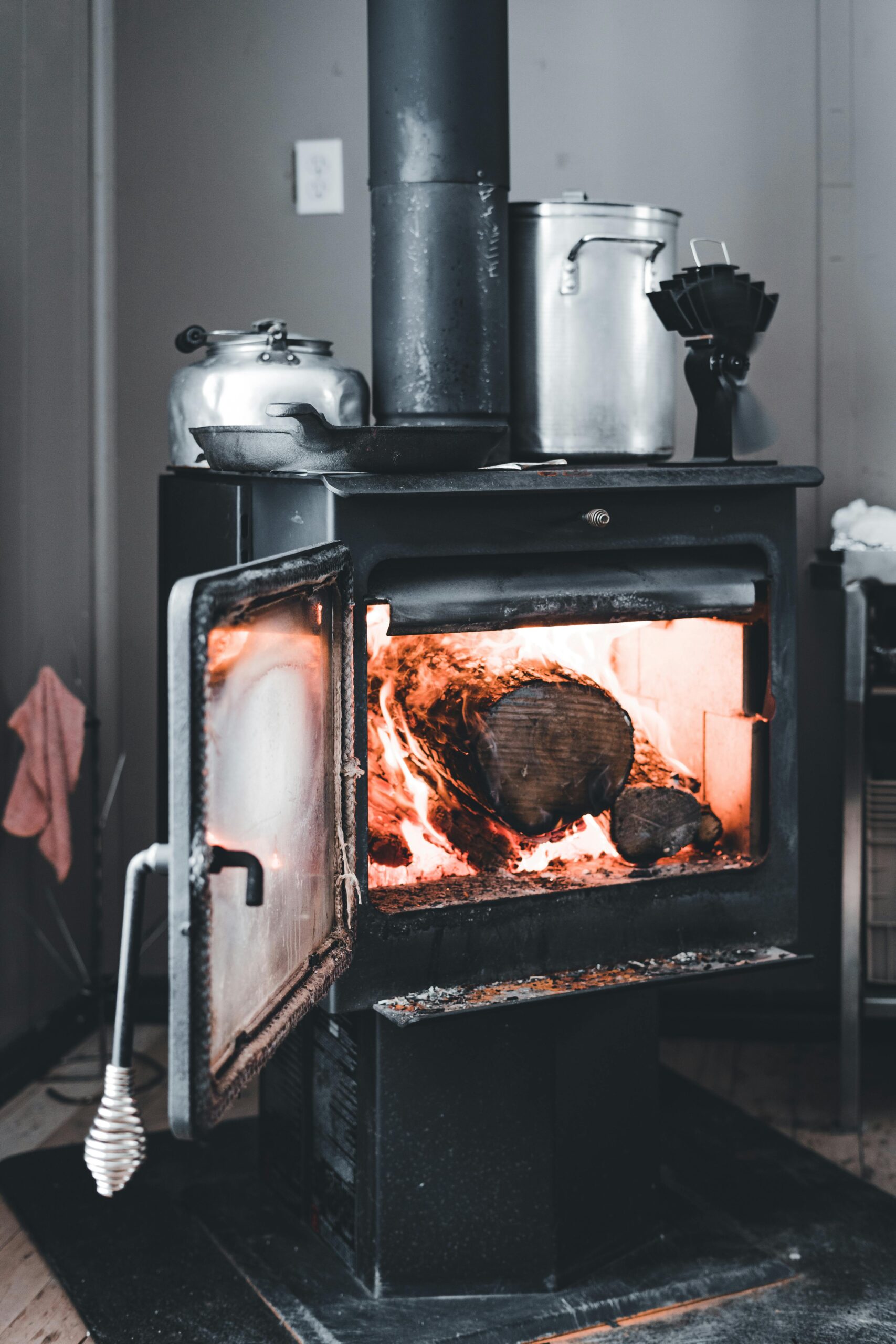 https://www.pexels.com/it-it/foto/fuoco-design-interni-stufa-14946362/
