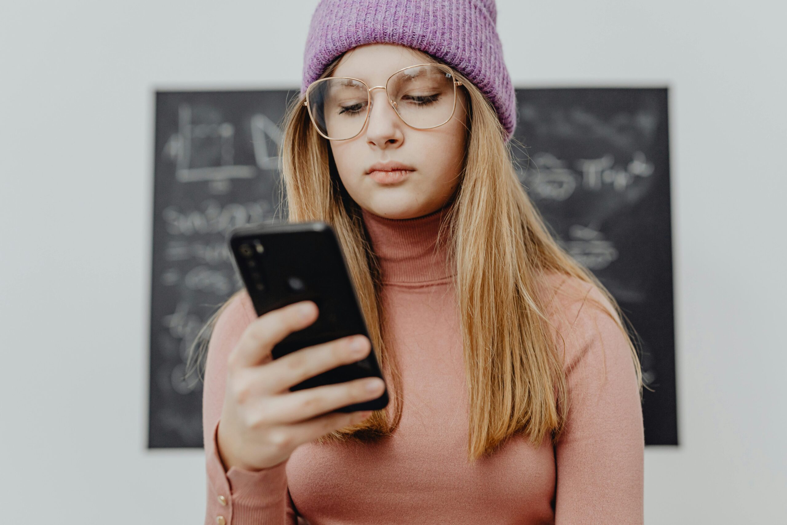 https://www.pexels.com/it-it/foto/ragazza-in-piedi-cellulare-ritratto-6256195/